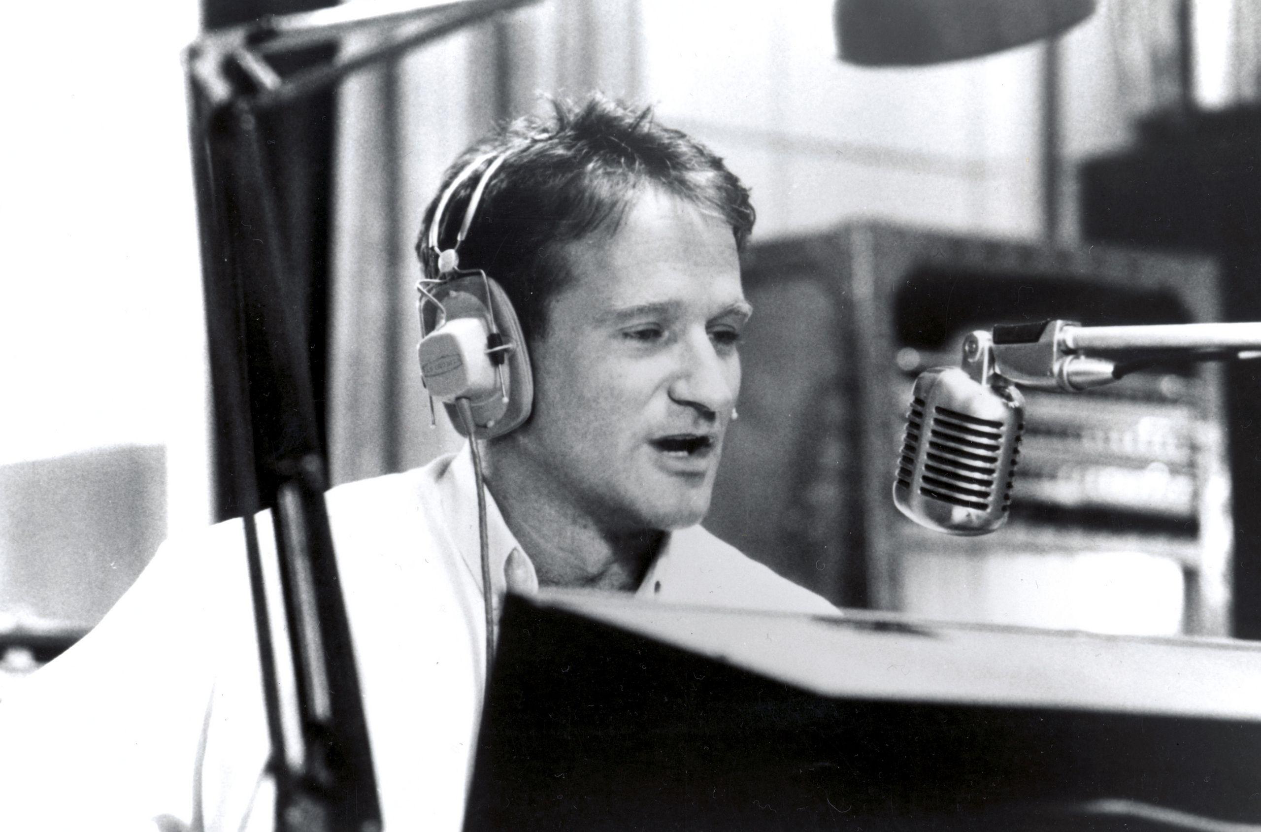 Actor Robin Williams in the studio wallpapers and image