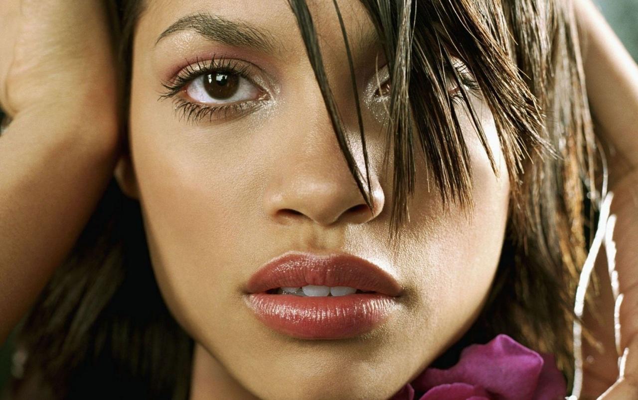 Rosario Dawson Colse