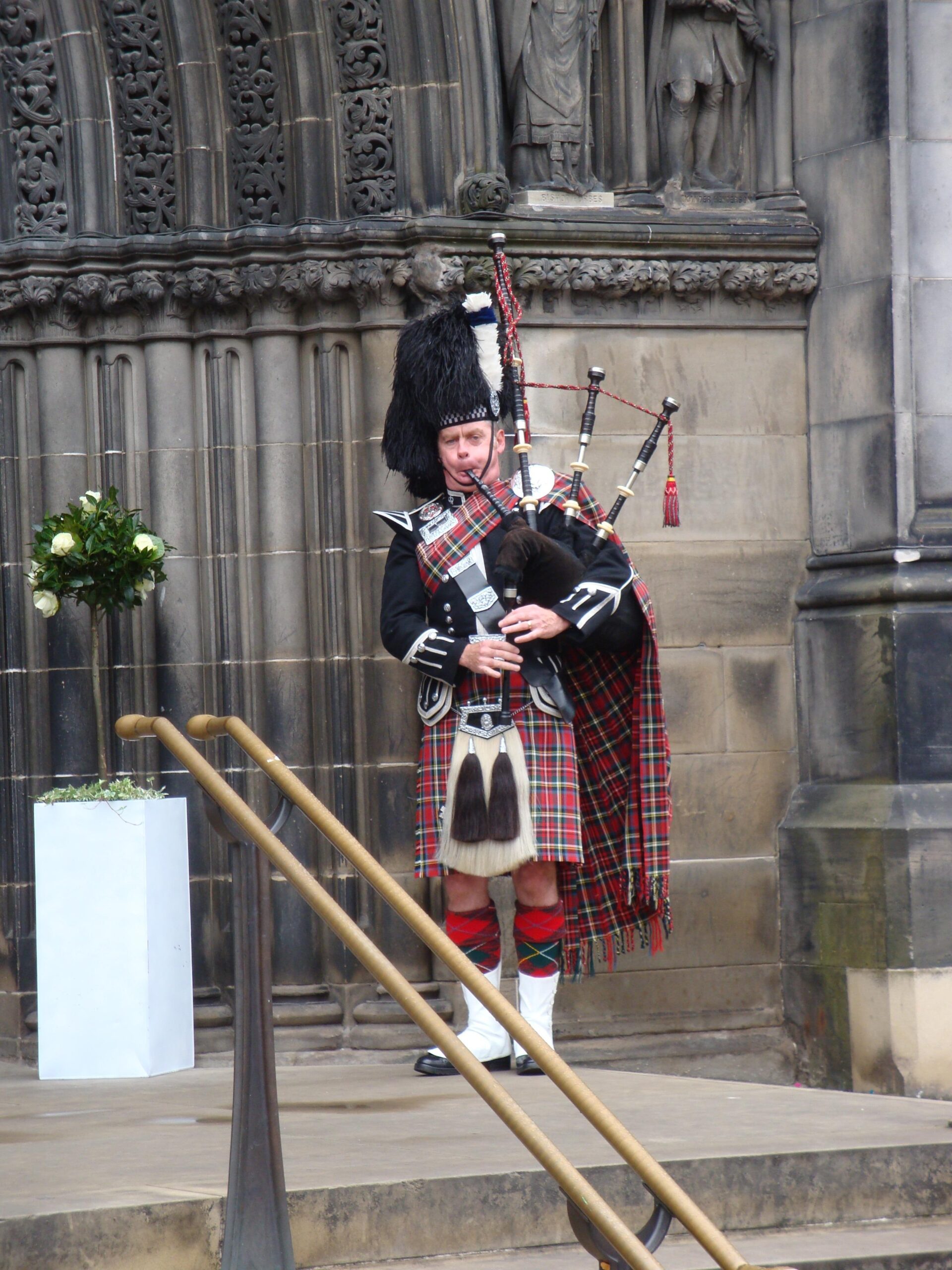 men’s scotland traditional dress and bag pipe free image