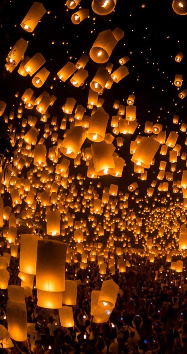 launching sky lanterns by Tassapon Vongkittipong / 500px