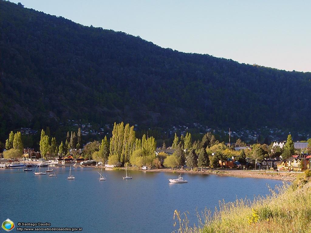 Costanera del lago Lácar