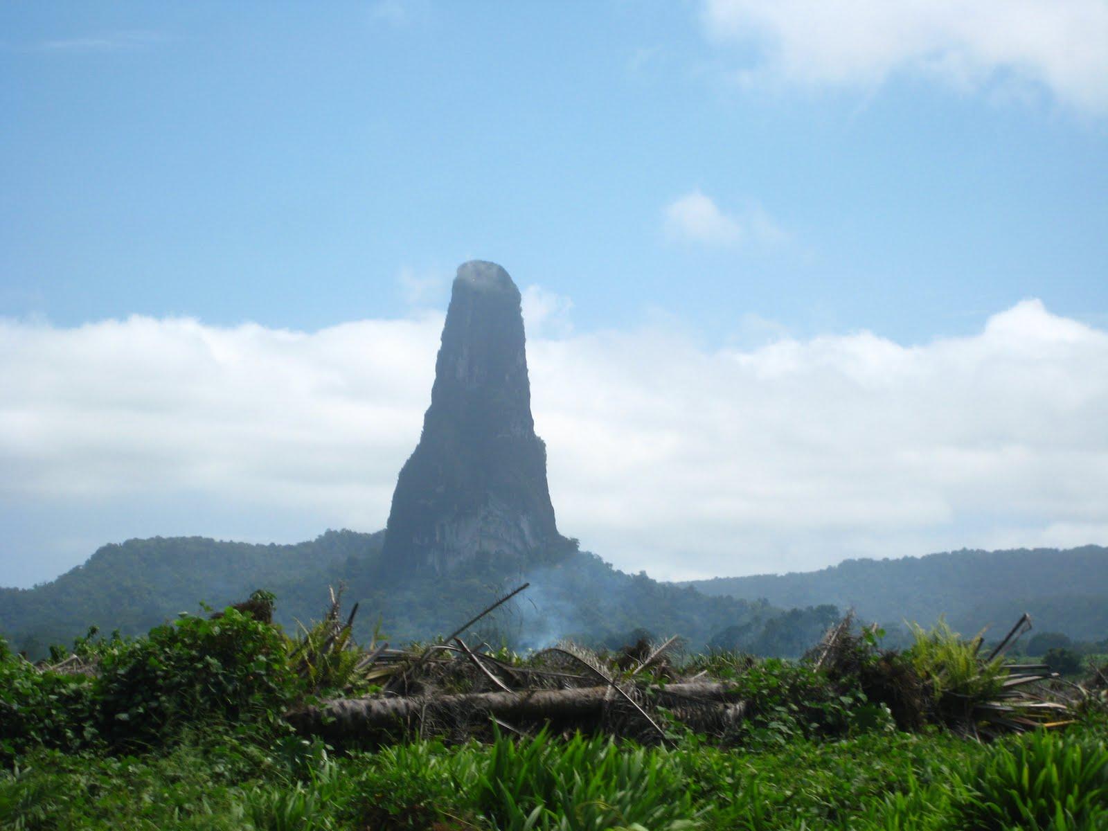 The Pico Cão Grande of São Tomé and Príncipe [] : EarthPorn