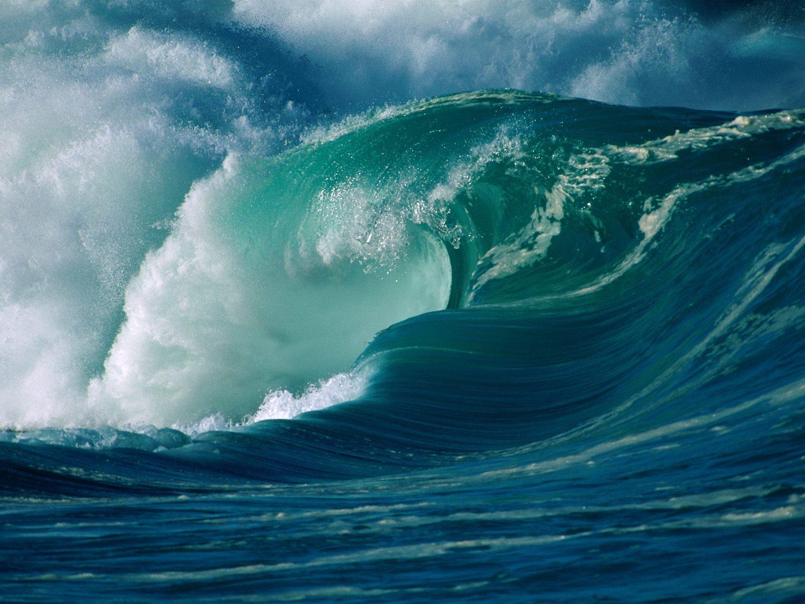 Tsunami wave free desktop backgrounds