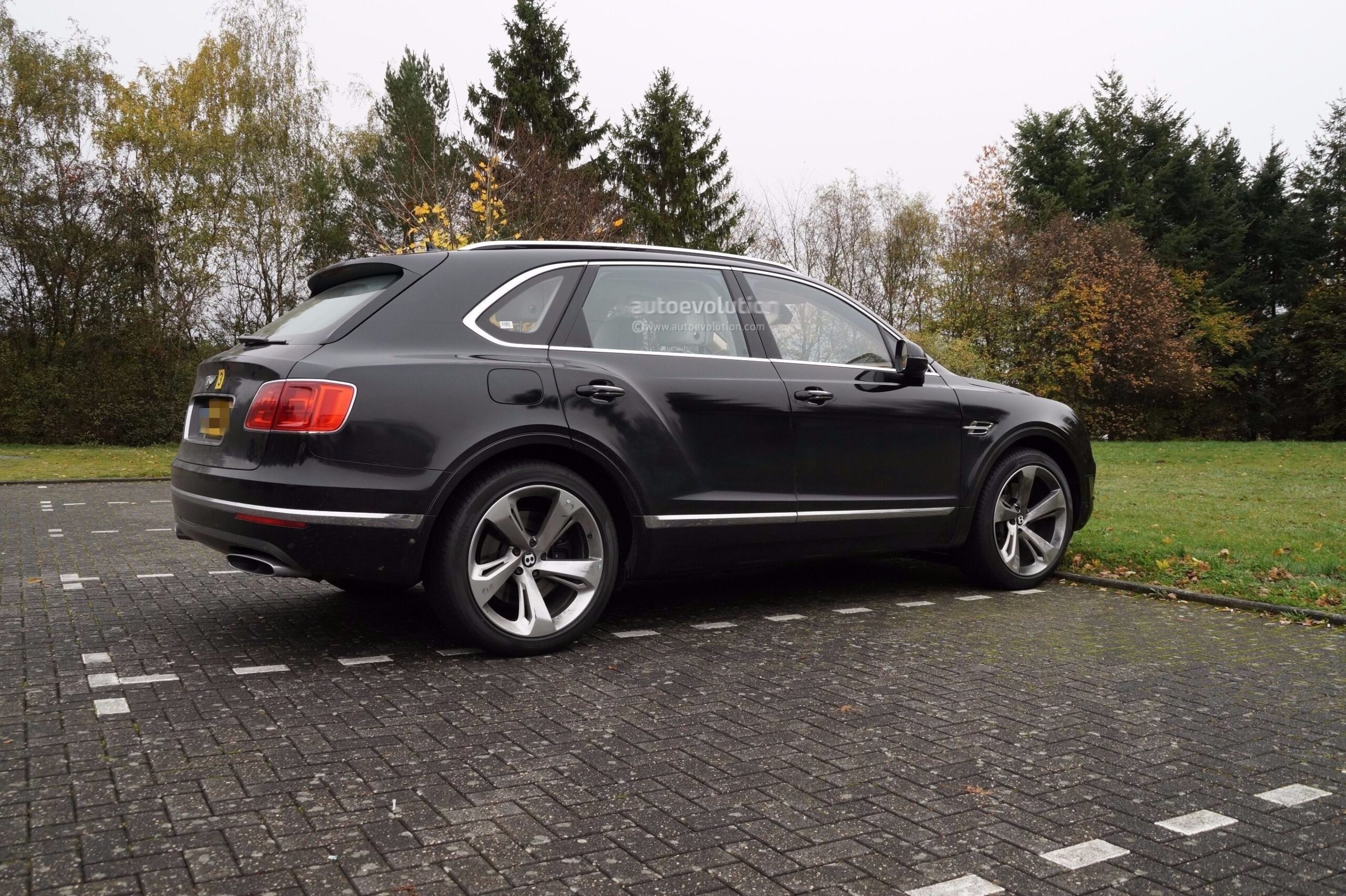 2019 Bentley Bentayga PHEV Reveals EV Mode Button In Newest Spy