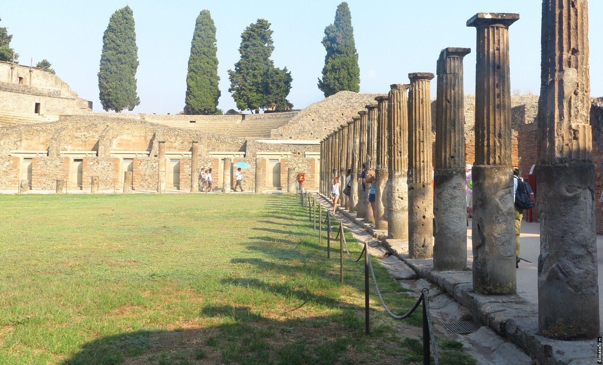 Ancient colonnade in Pompeii, Italy wallpapers and image