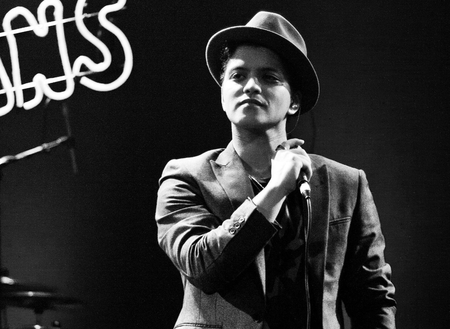 Bruno Mars on Tour HD Wallpapers