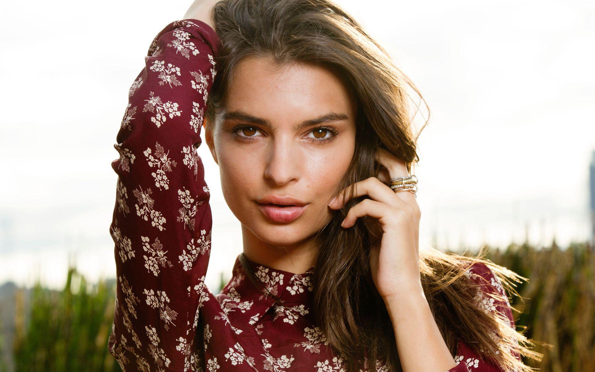 15 Beautiful HD Emily Ratajkowski Wallpapers