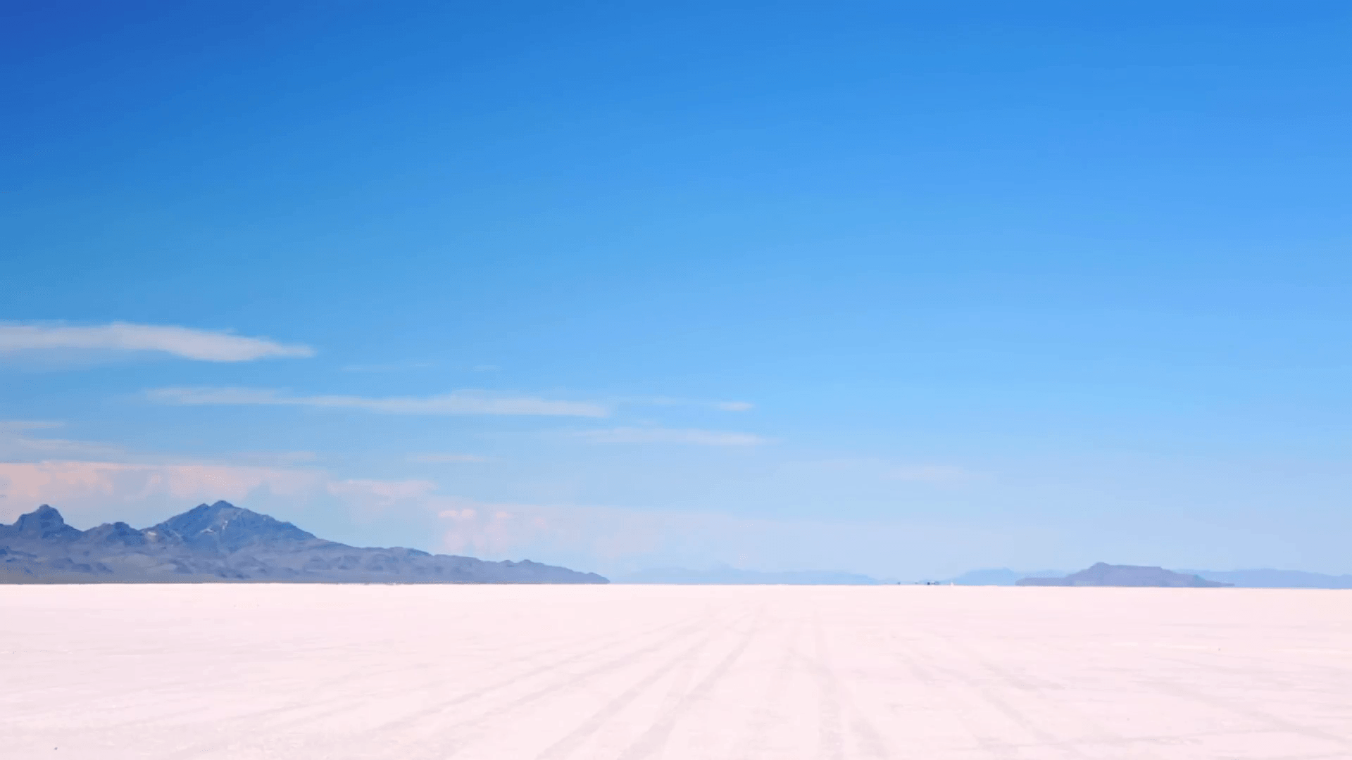 Hot Summer day at Bonneville Salt Flats, Utah. Stock Video Footage