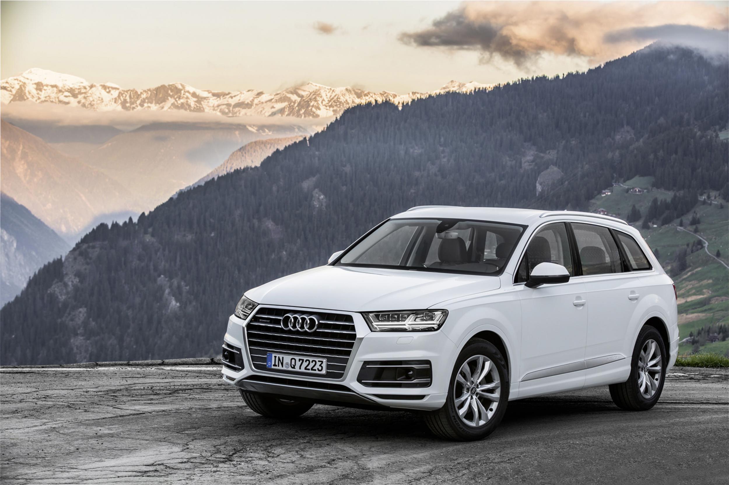 White 2017 Audi Q7 Wallpapers