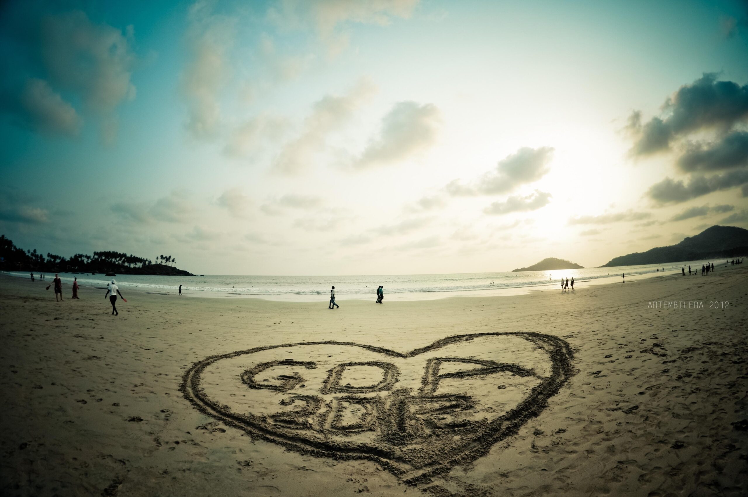 Drawing on the sand in Goa wallpapers and image