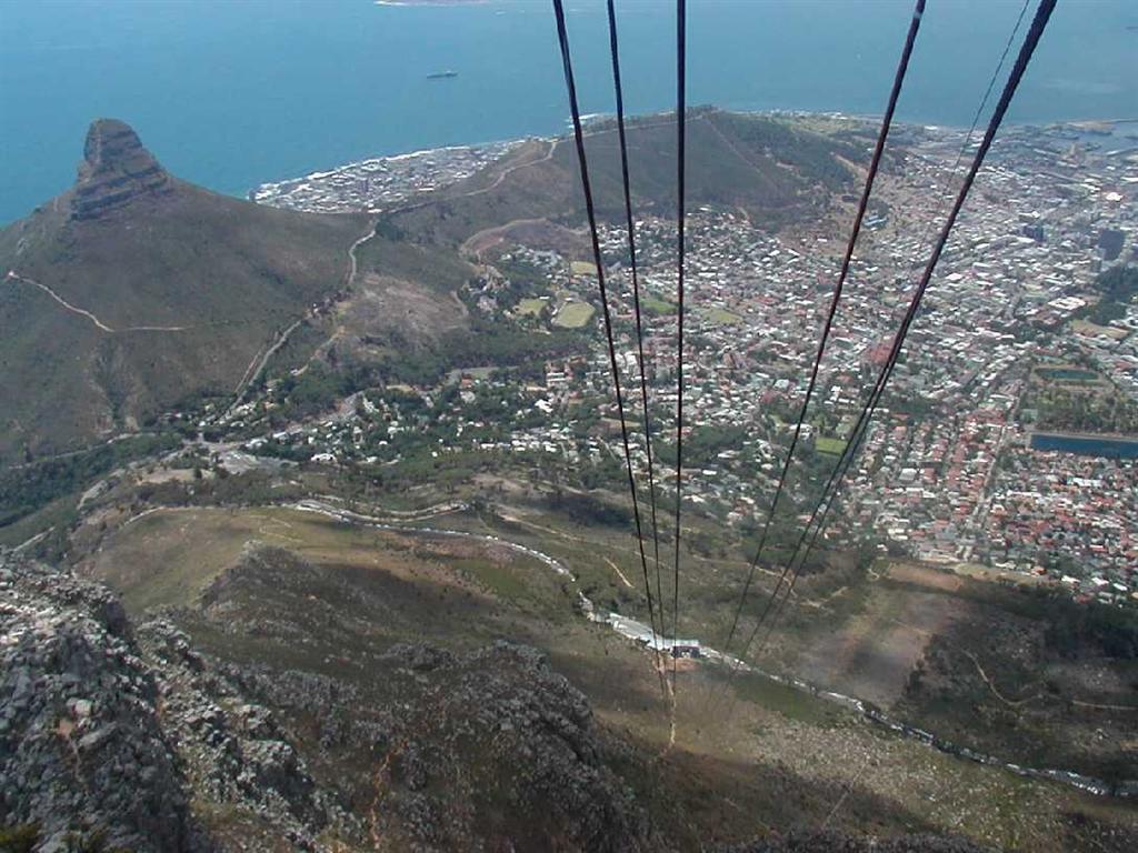 Free desktop wallpaper, cable car descending from Table Mountain