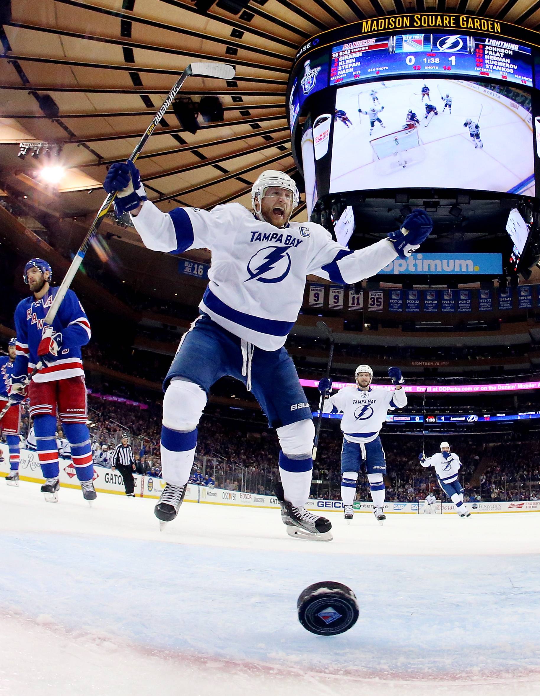 Steven Stamkos celebrates his goal at Madison Square Garden : hockey