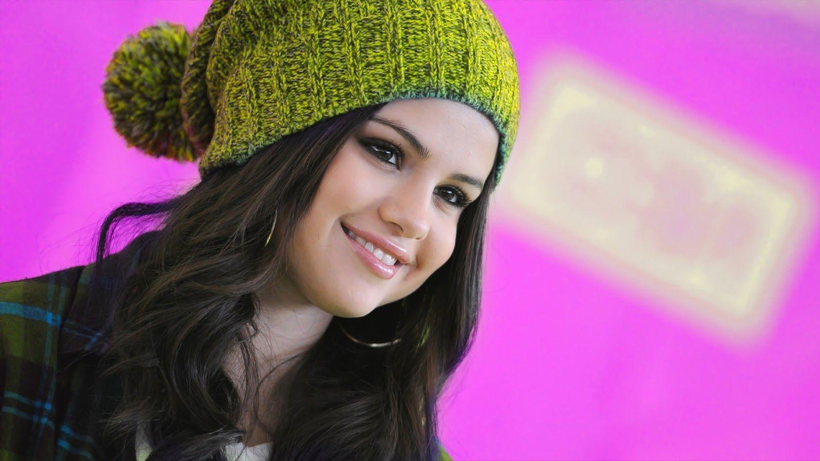 Cute Smile Selena Gomez Wallpapers 2014