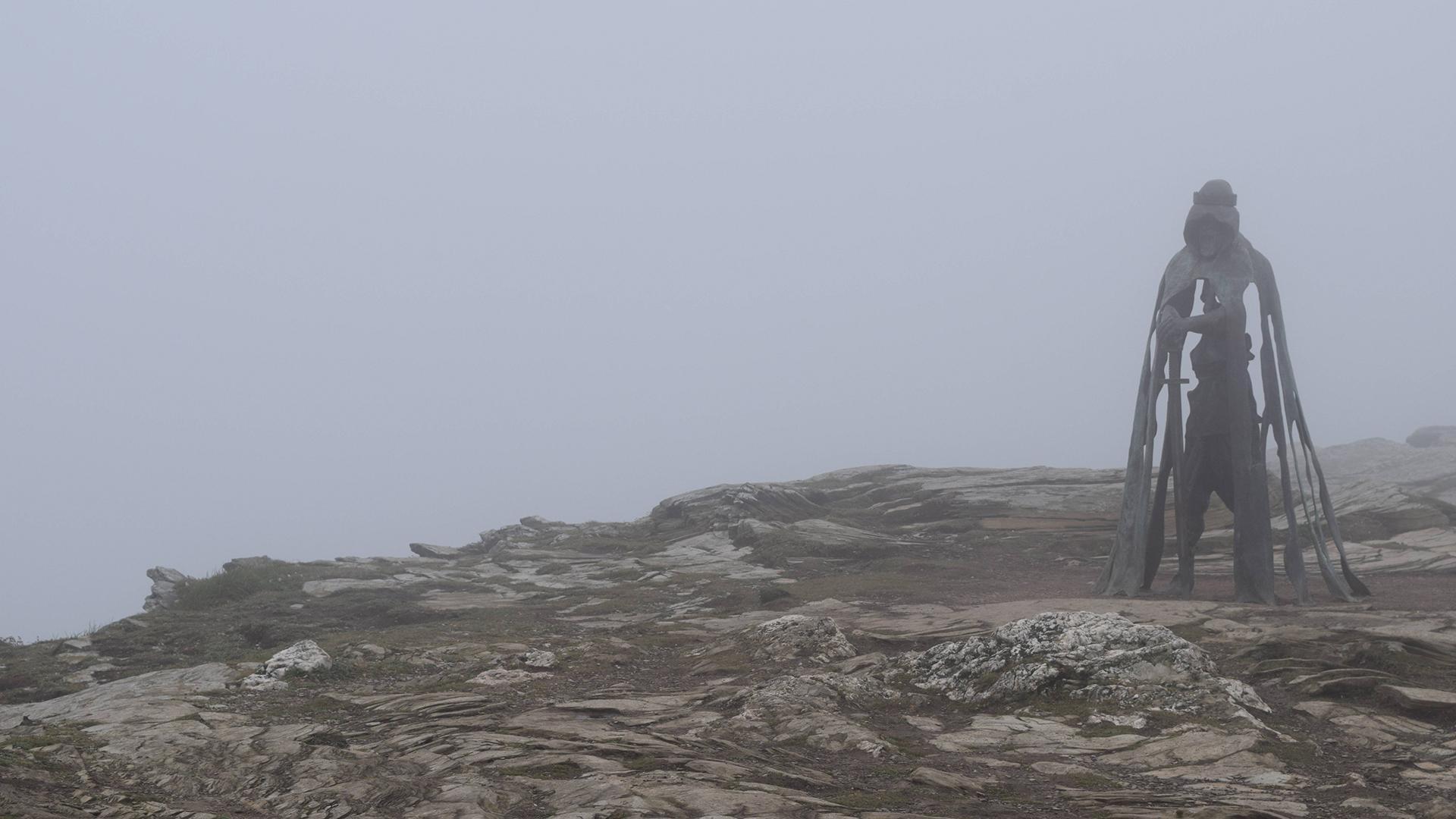 ] King Arthur Statue in Mist : wallpapers