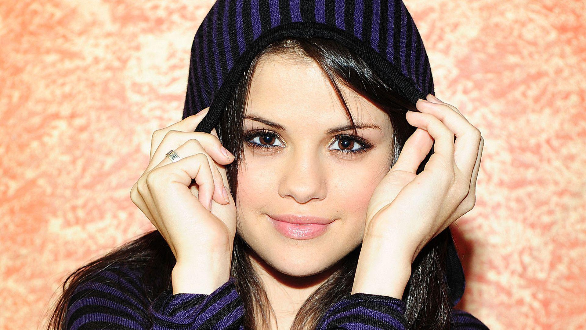 Selena Gomez Wallpapers 39792 in Celebrities F