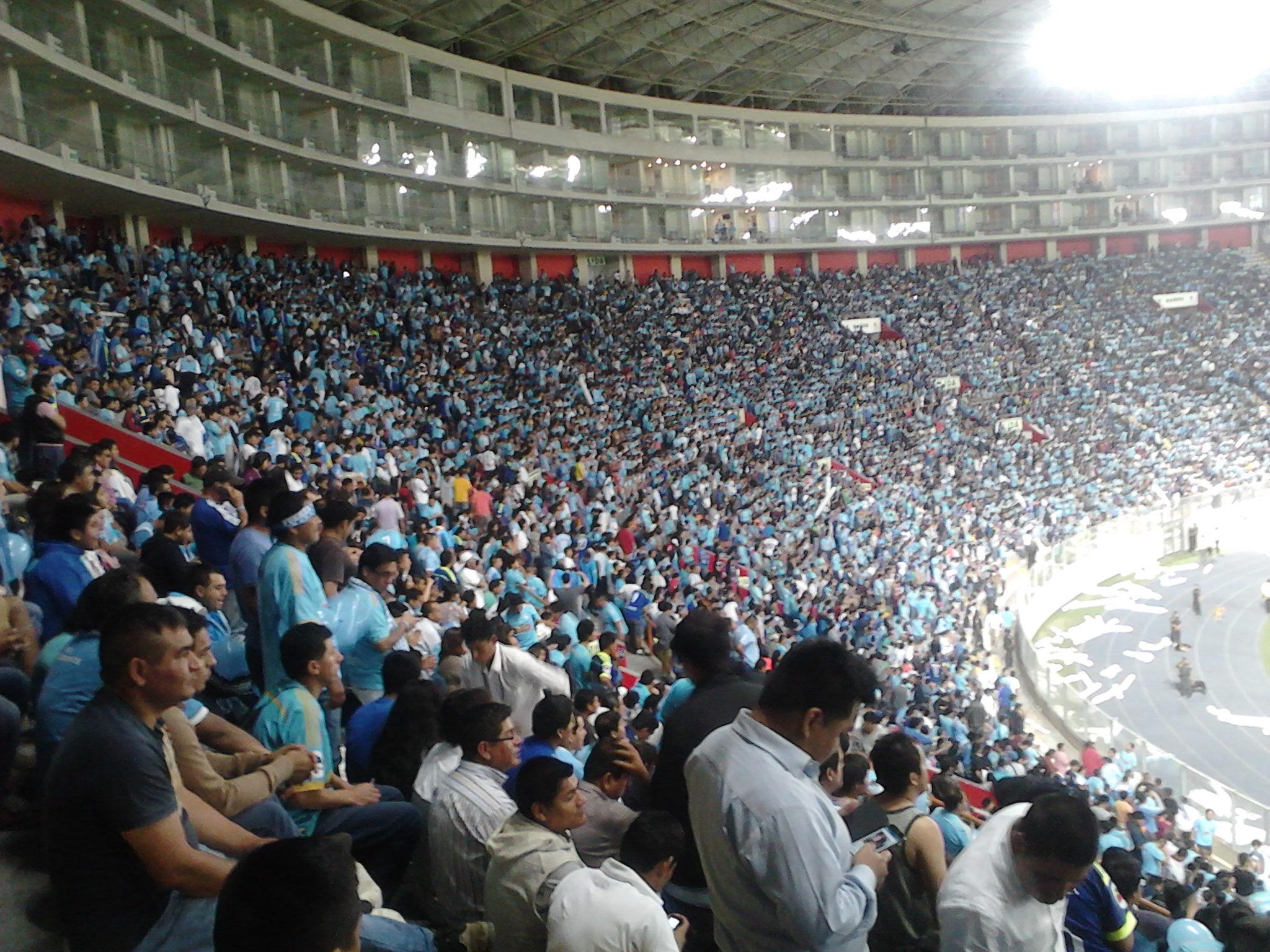 File:Hinchada del Sporting Cristal