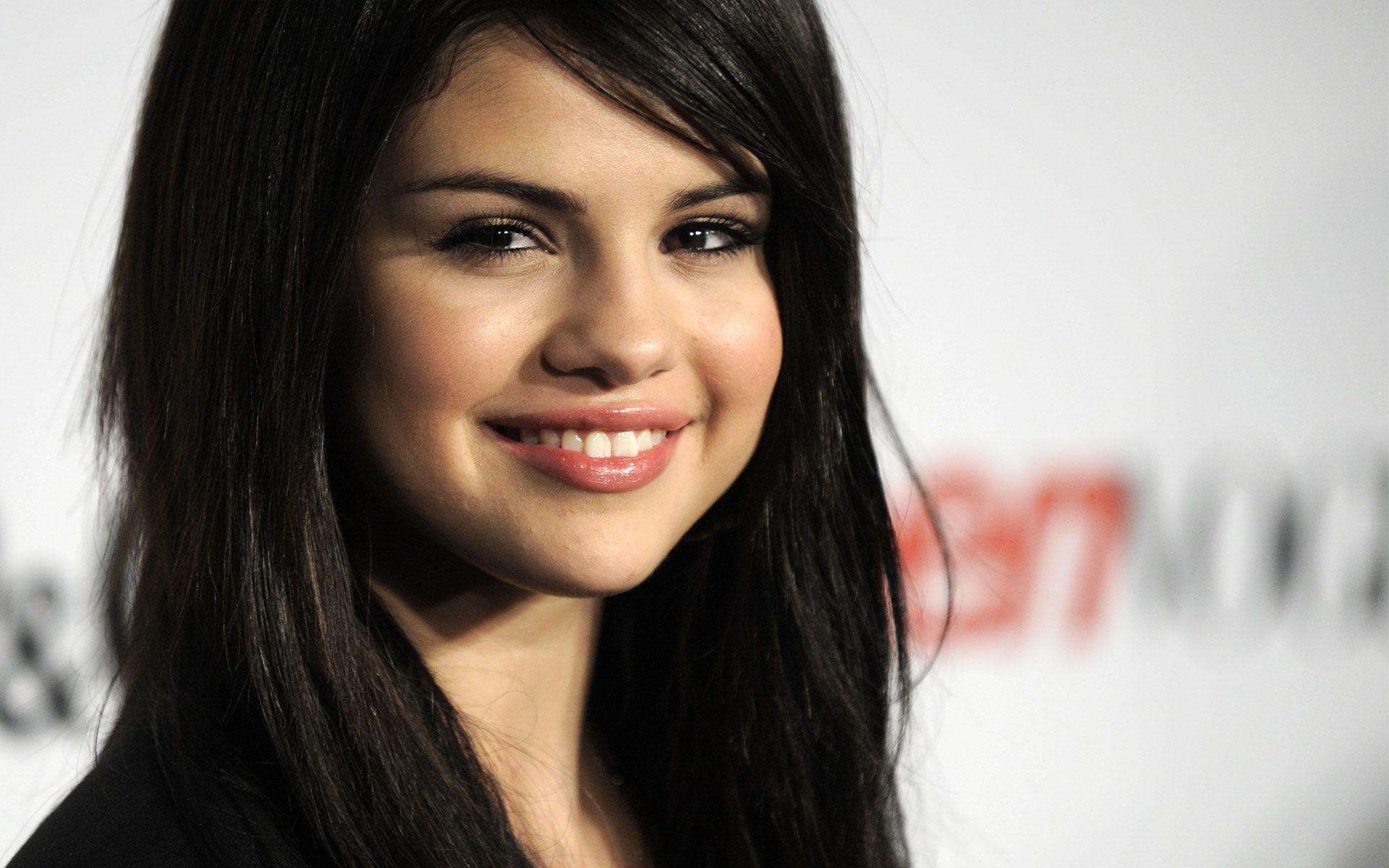 Selena Gomez Wallpapers