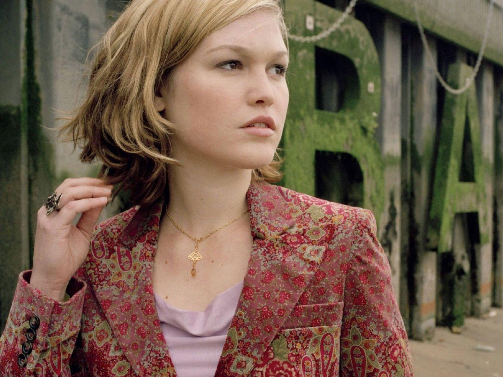 Julia Stiles Hair Wallpapers