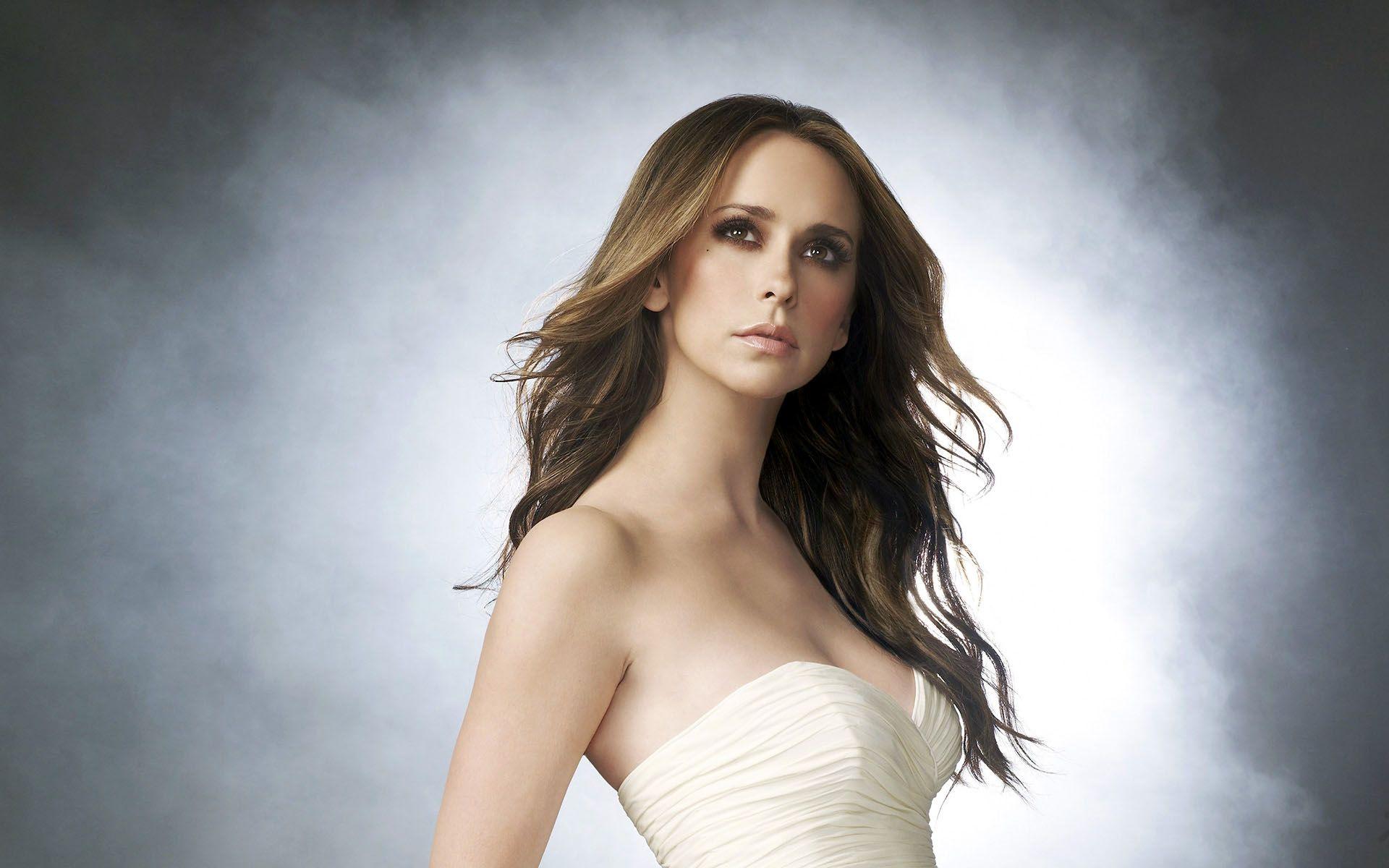 Jennifer Love Hewitt Joins &Minds&