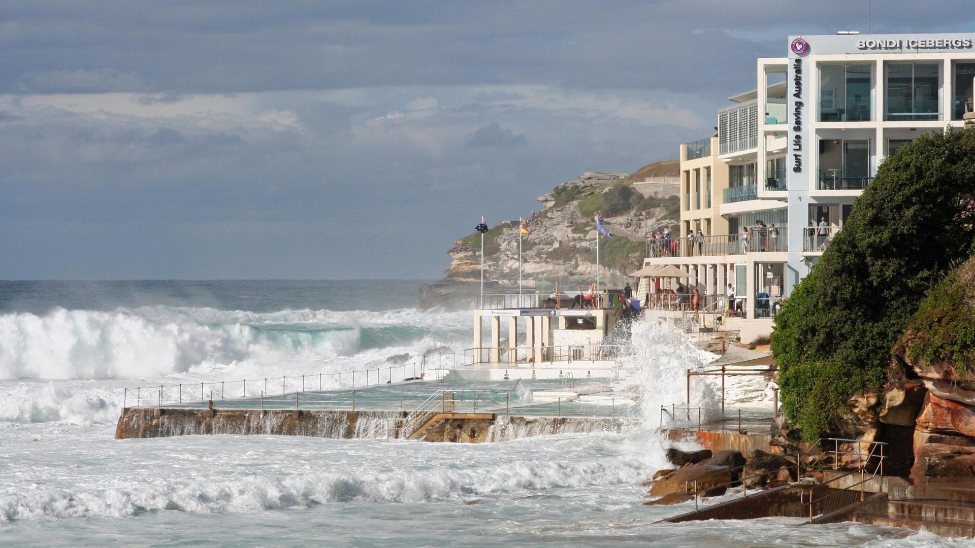 Heavy Surf On Bondi Beach Australia wallpapers