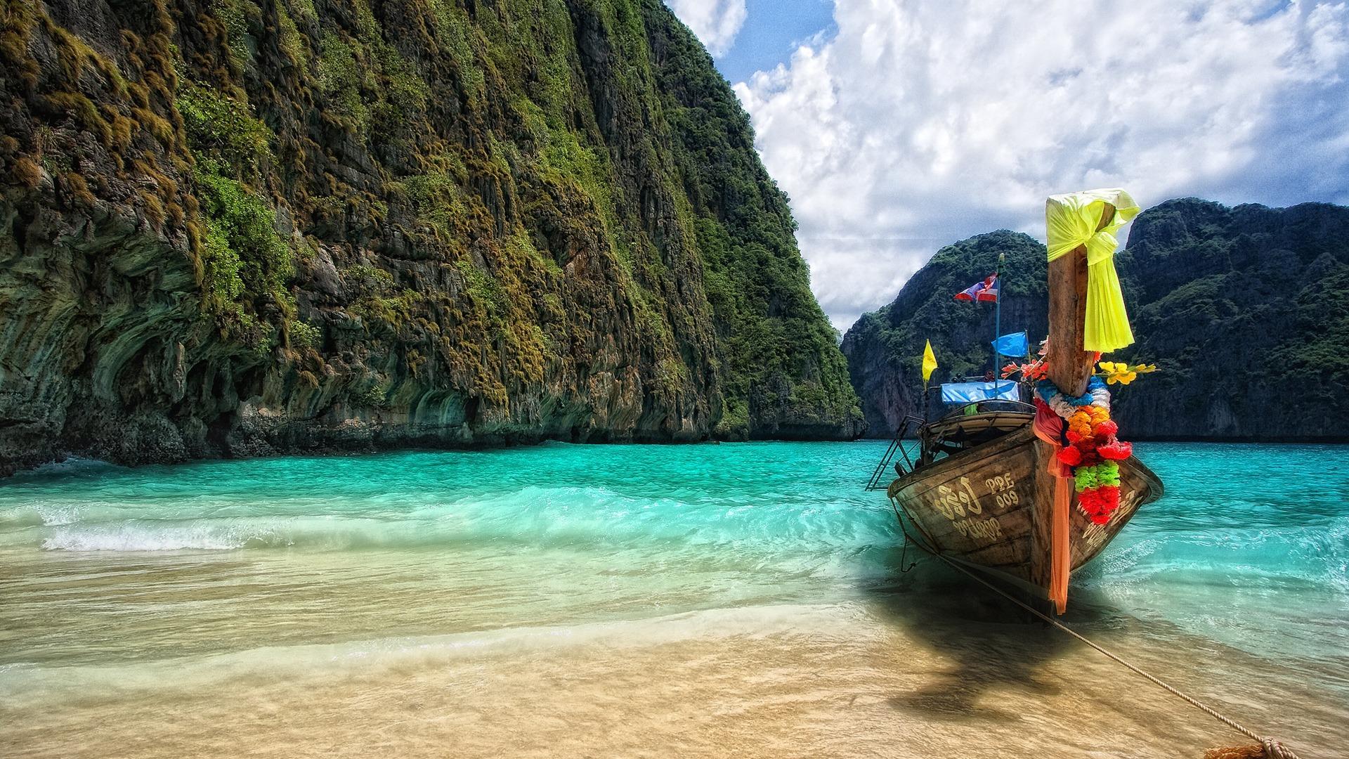 Boat near the shore in Phuket wallpapers and image