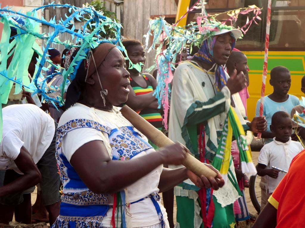 File:Dancers Posing