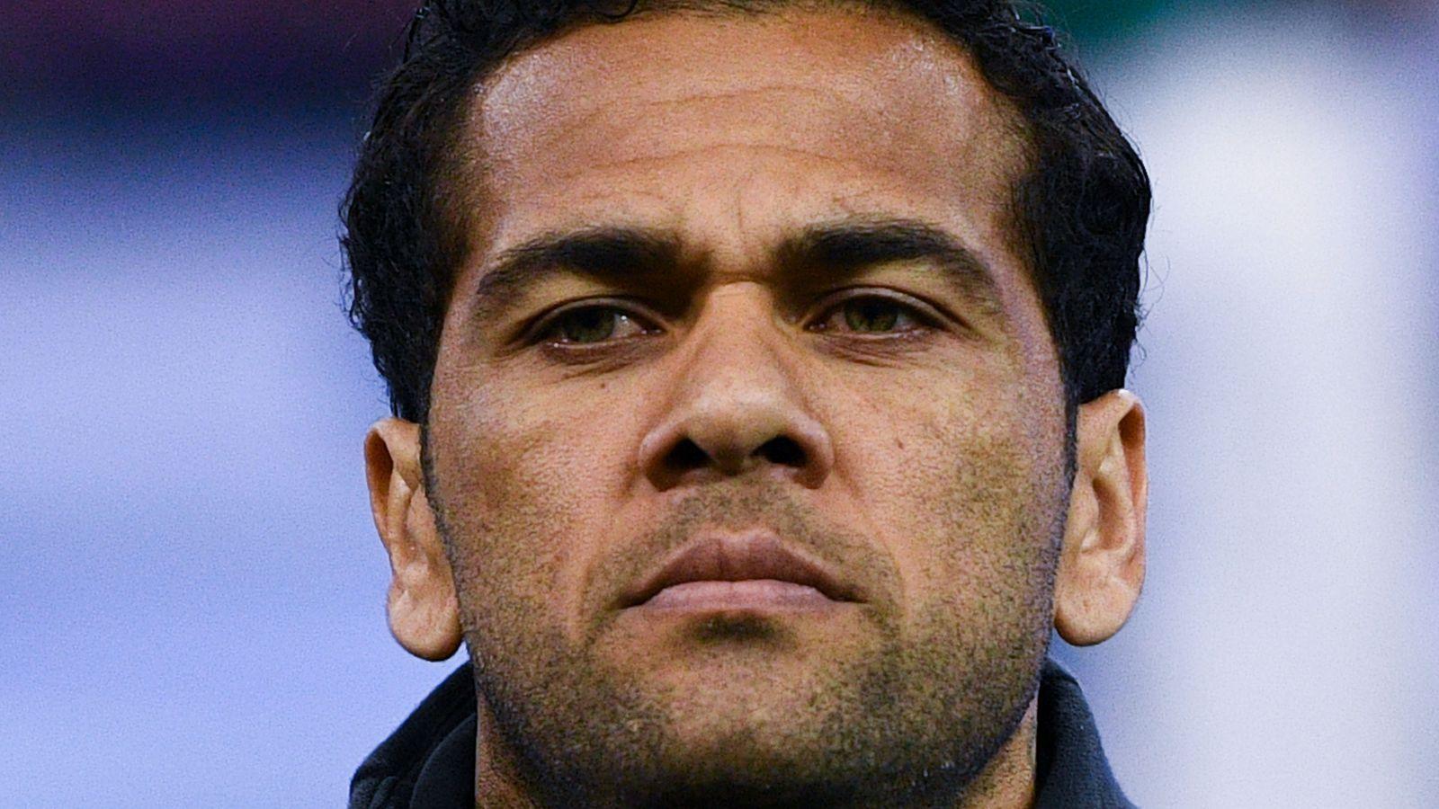 PSG outbids Manchester City, signs Dani Alves on 2