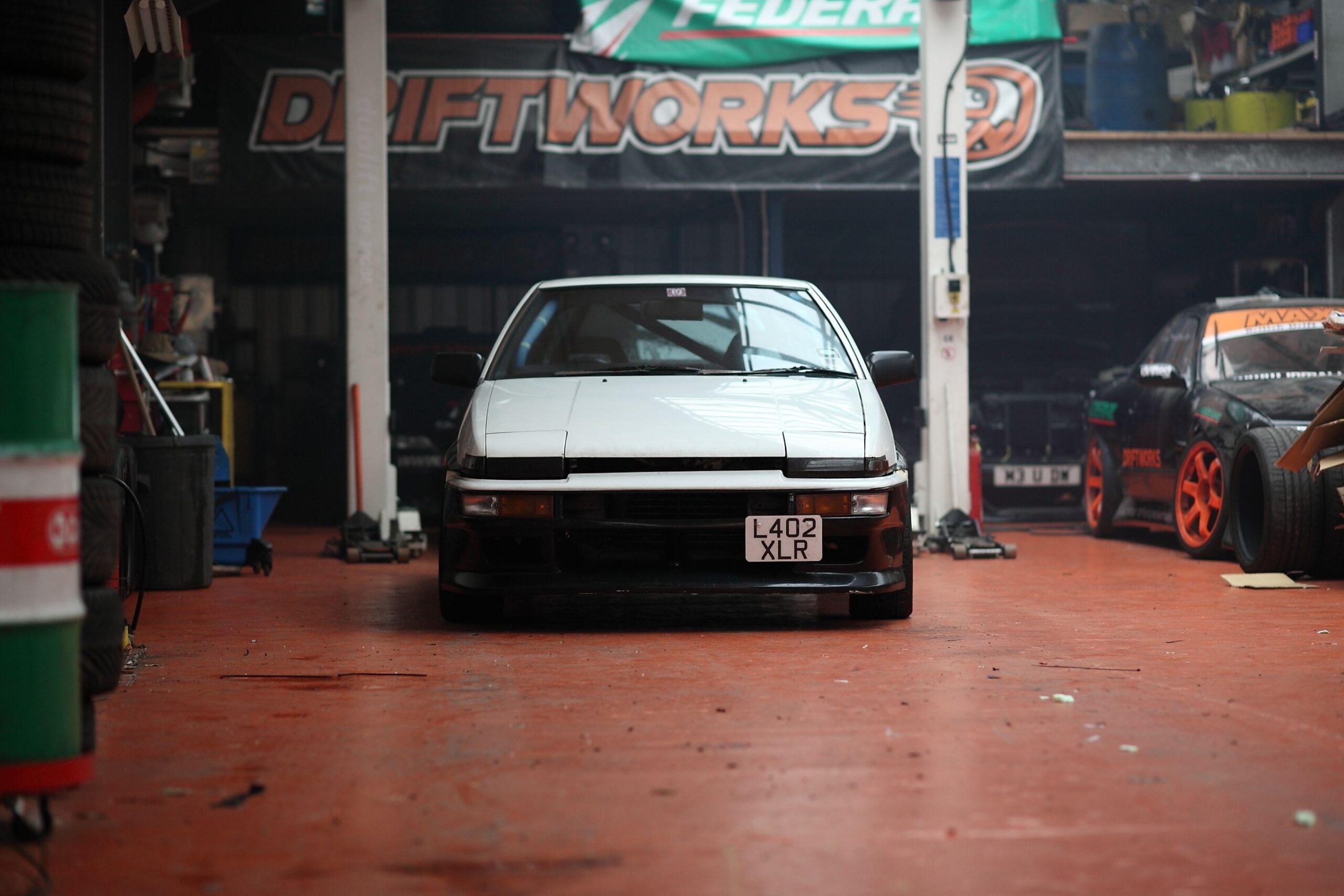 Wallpapers for Sunday: AE86 waiting.