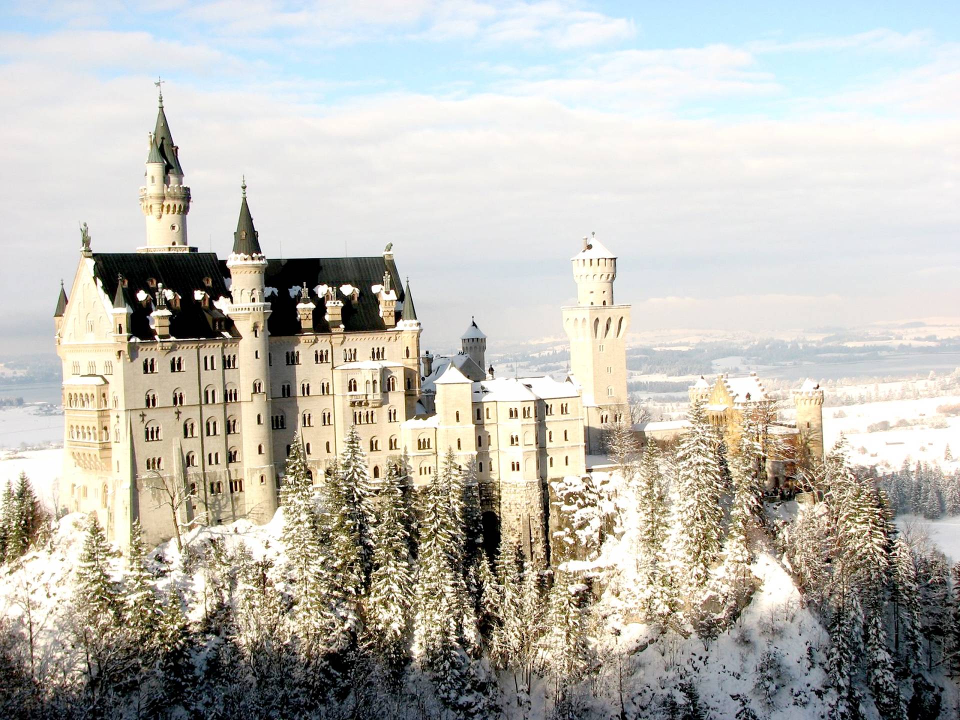 HD Neuschwanstein Castle In Winter Wallpapers