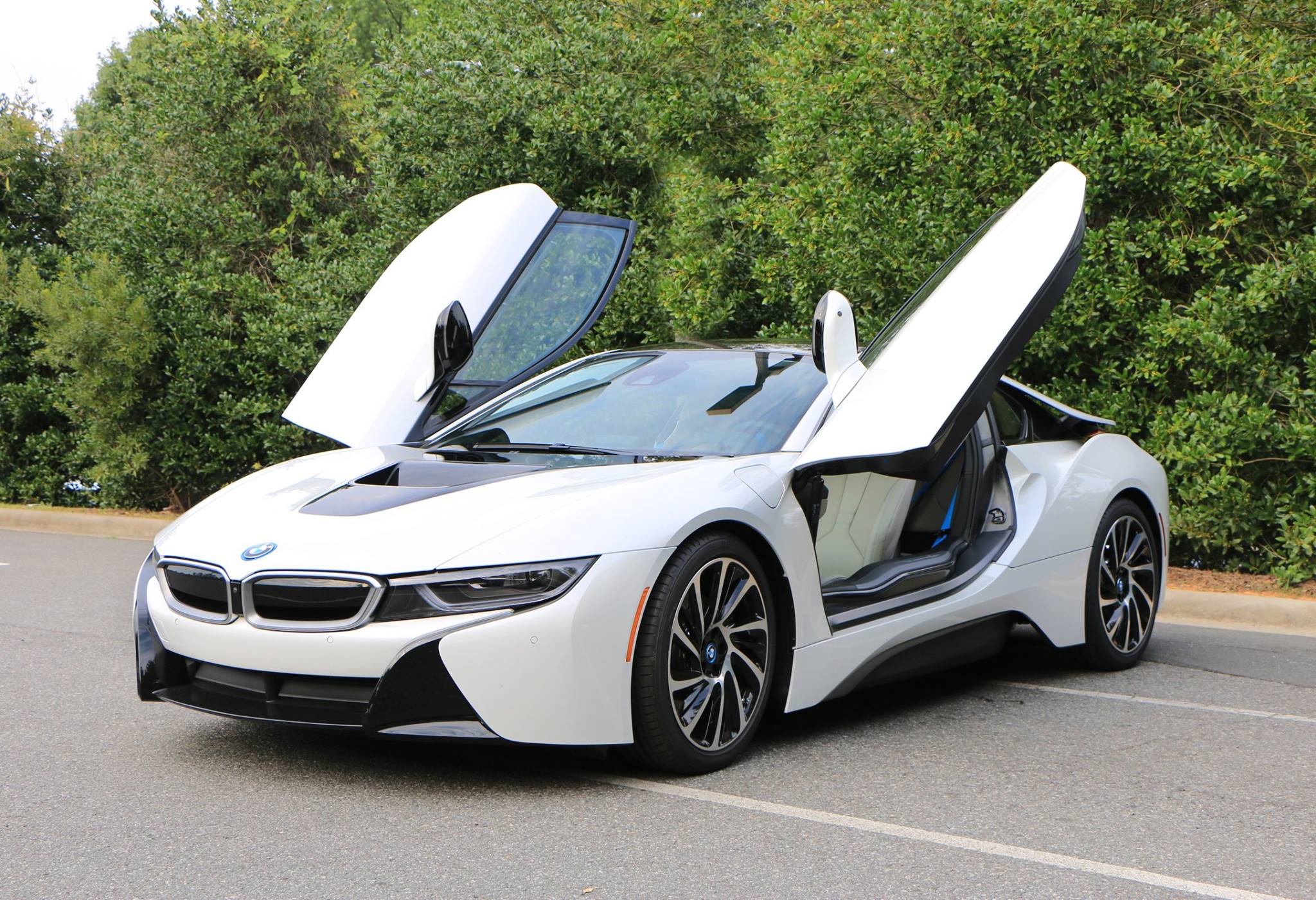 BMW i8 models are still available at BMW dealerships