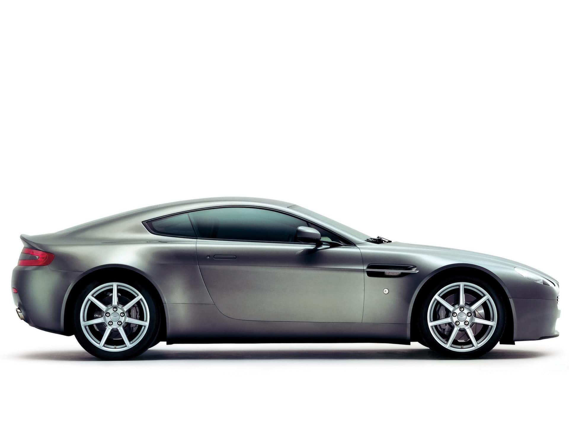 2006 Aston Martin V8 Vantage HD Desktop Wallpapers