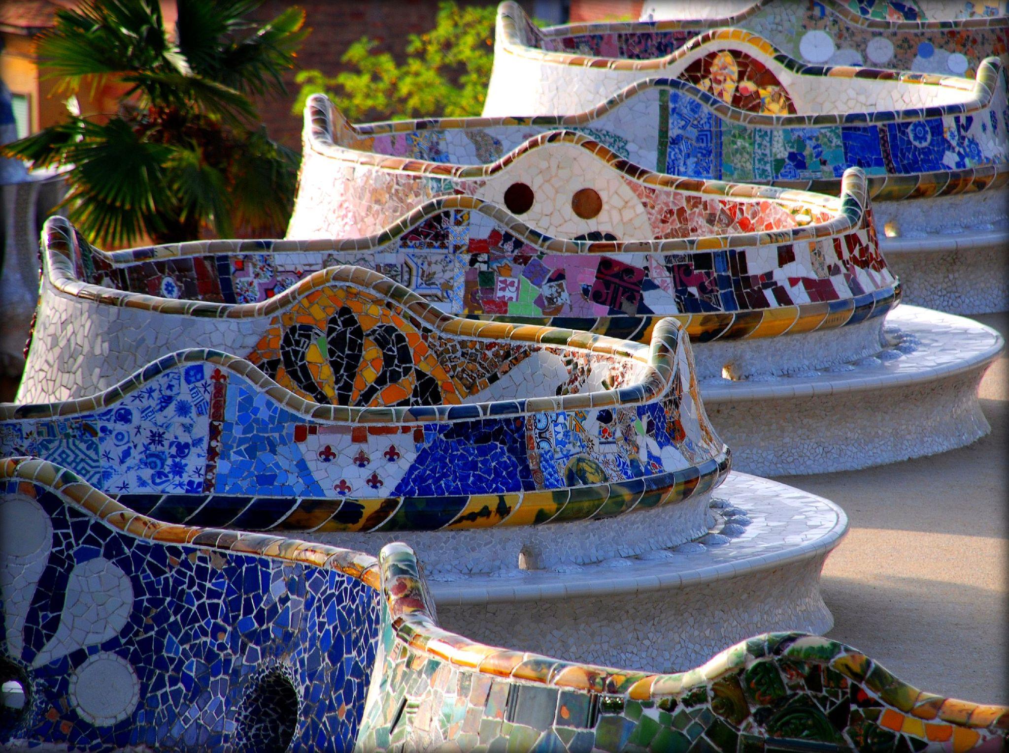 Antoni Gaudi: Stunning benches in park Güell, Barcelona!