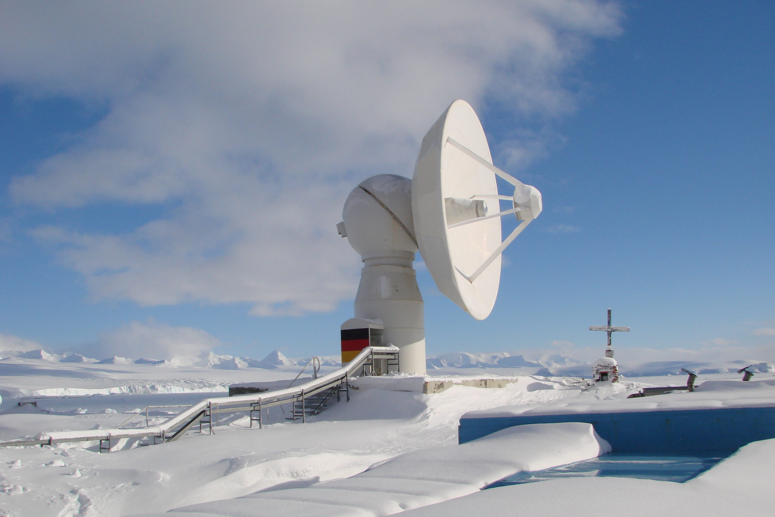 File:Satellite ground station GARS OHiggins