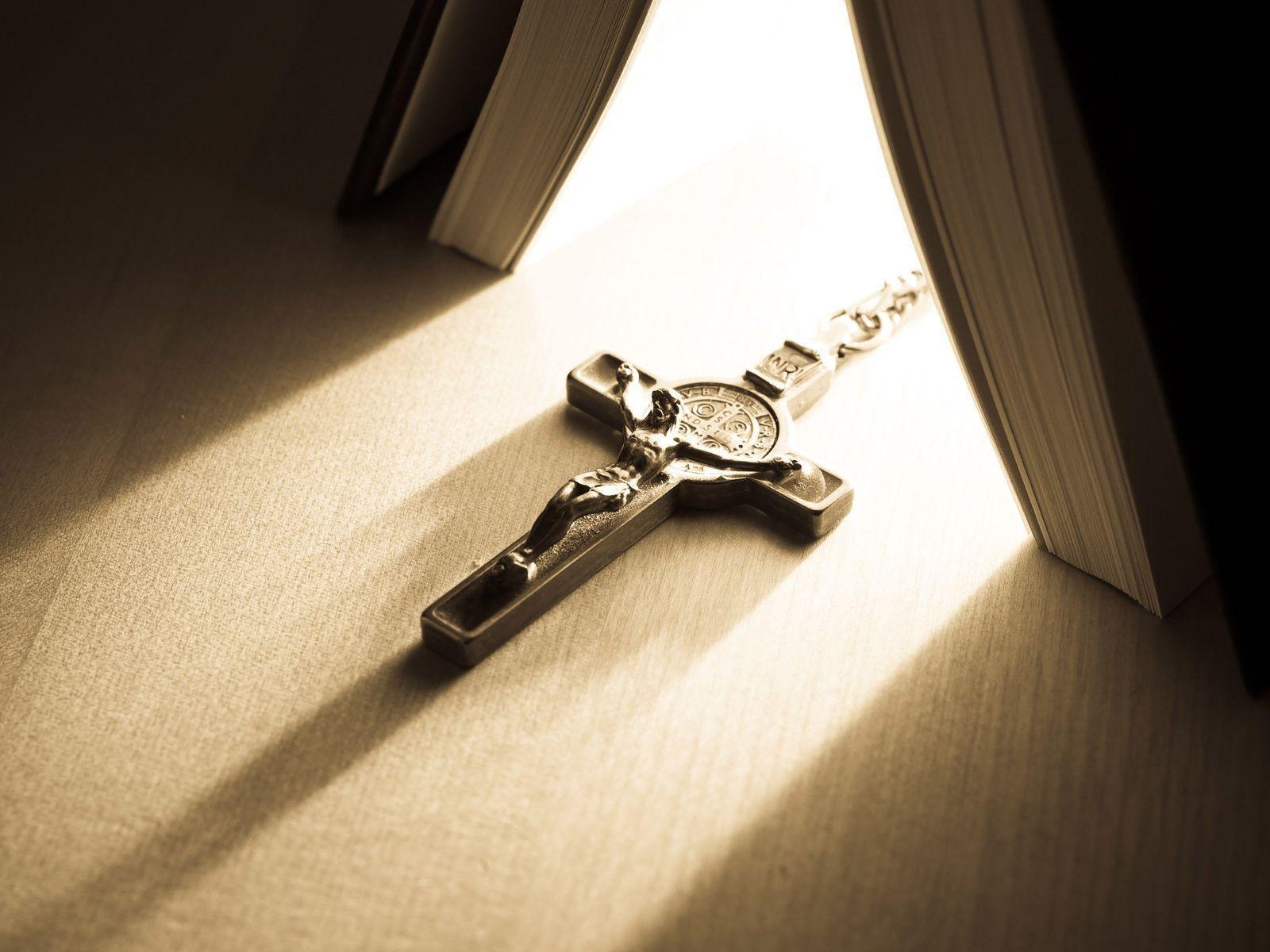 Pix For > Catholic Crucifix Wallpapers