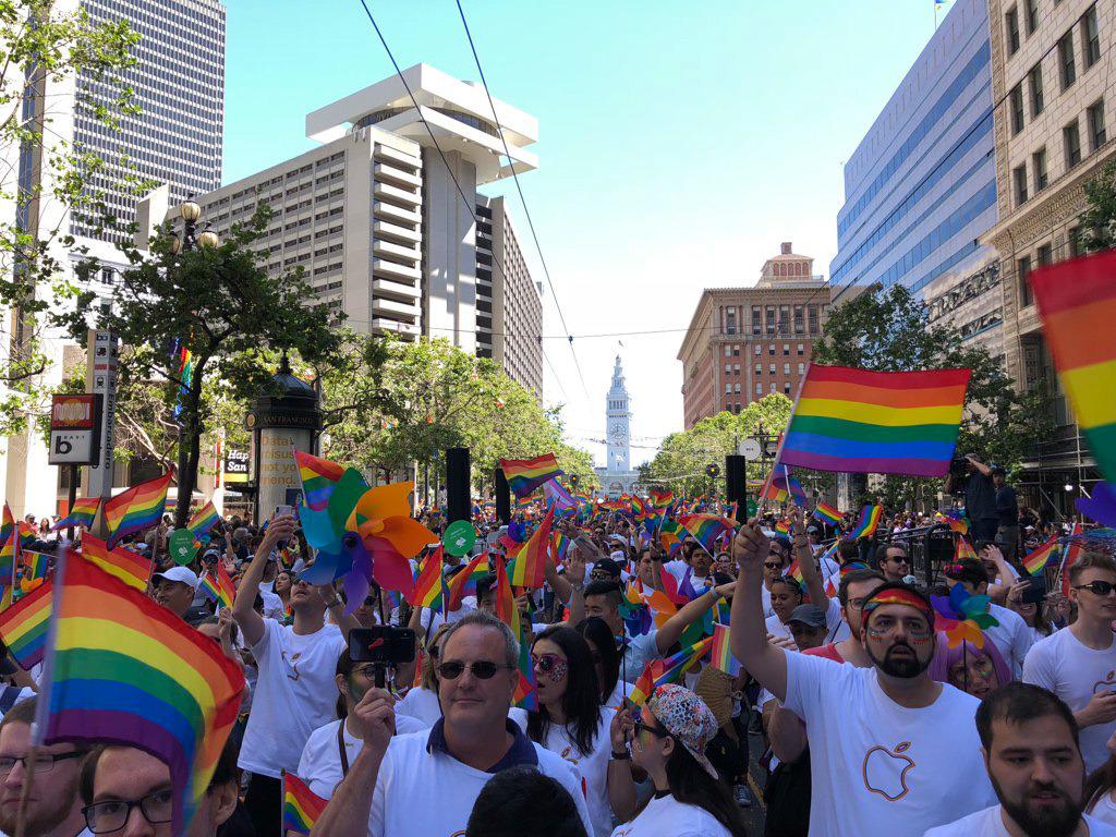 Tim Cook, other Apple execs join in 2018 San Francisco Pride Parade