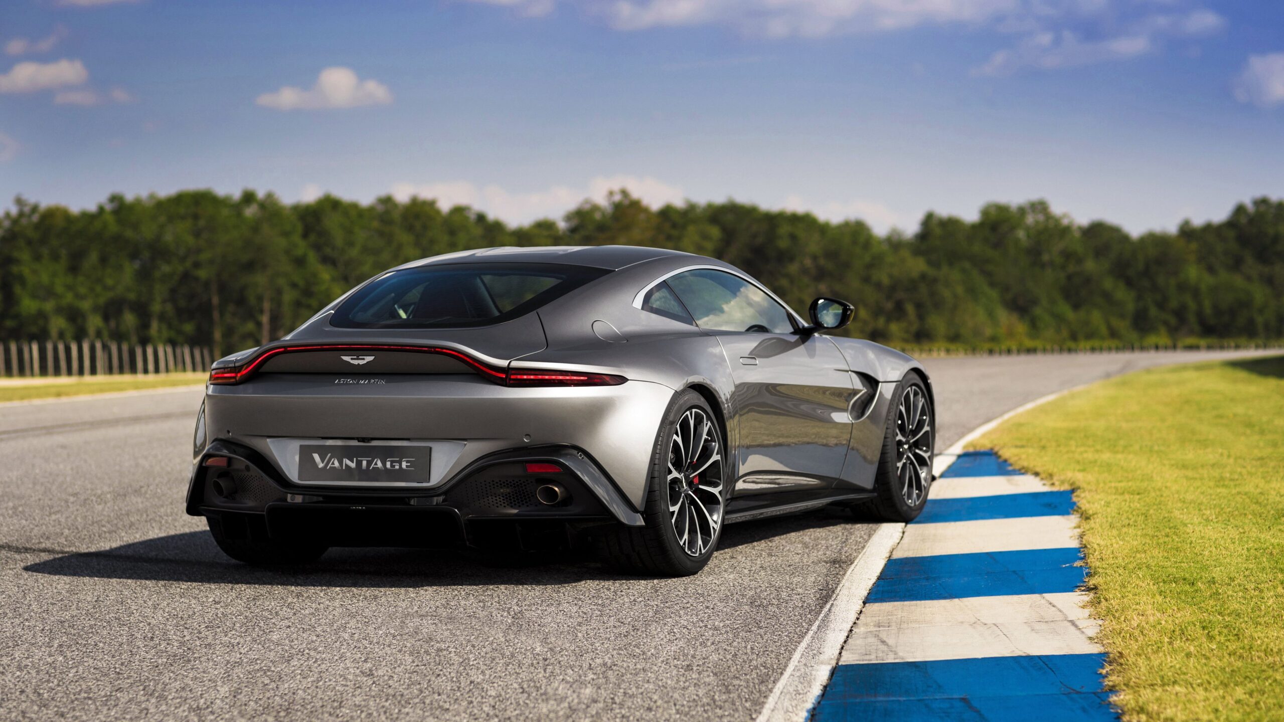 2018 Aston Martin Vantage 4K 3 Wallpapers