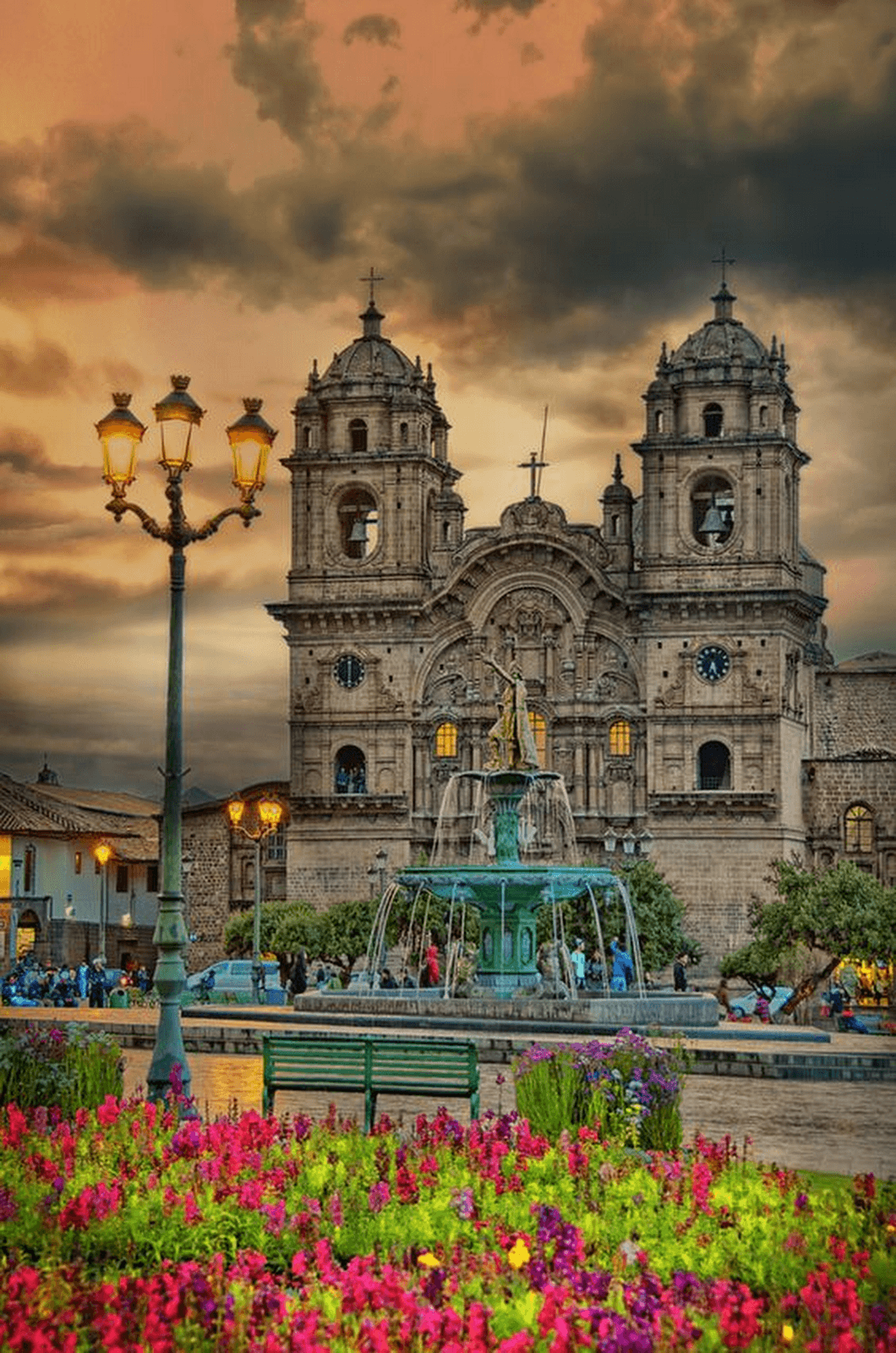 Una iglesia en la plaza en cusco peru.