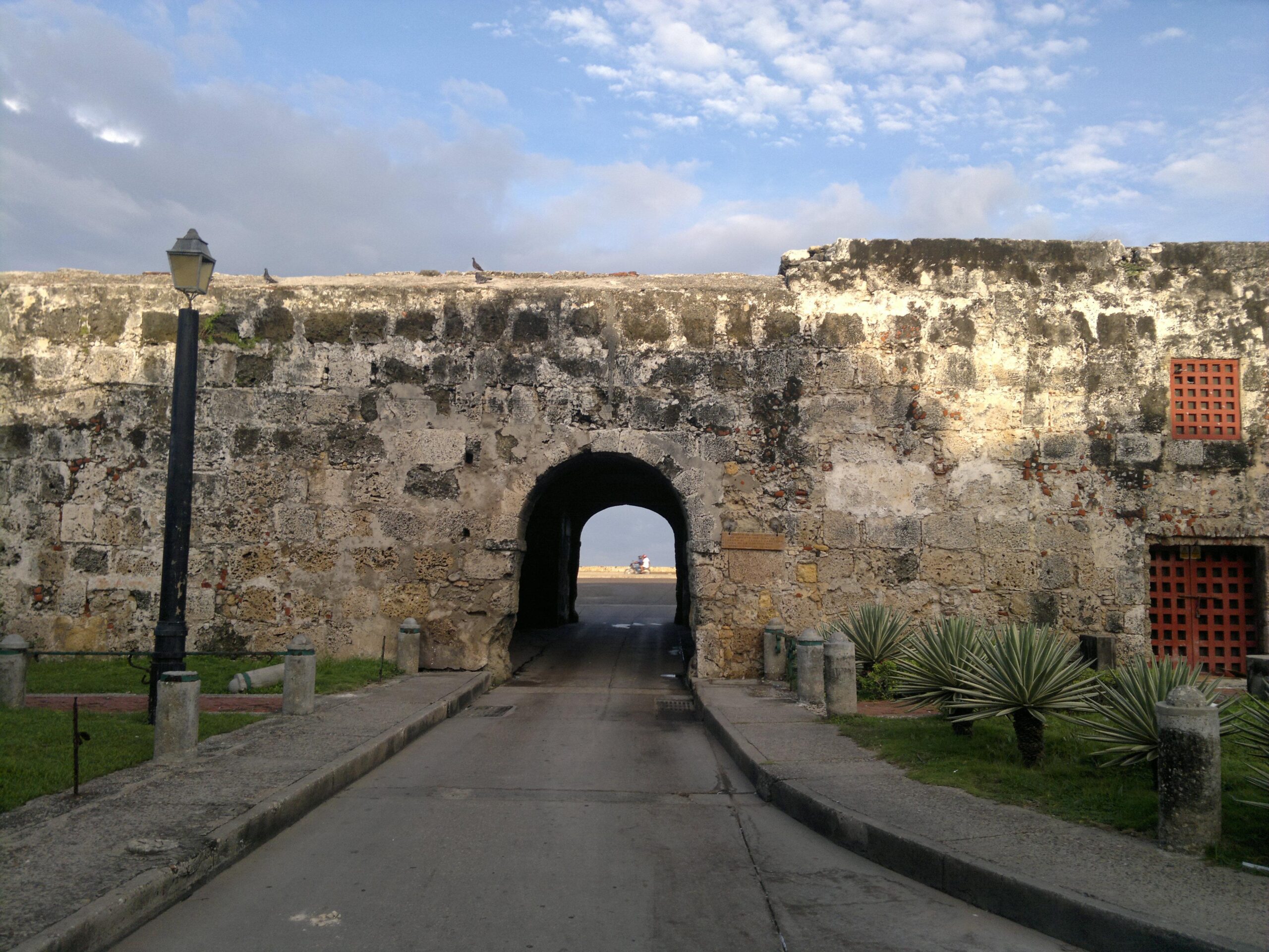 File:Puerta de santo Domingo. Cartagena. Colombia