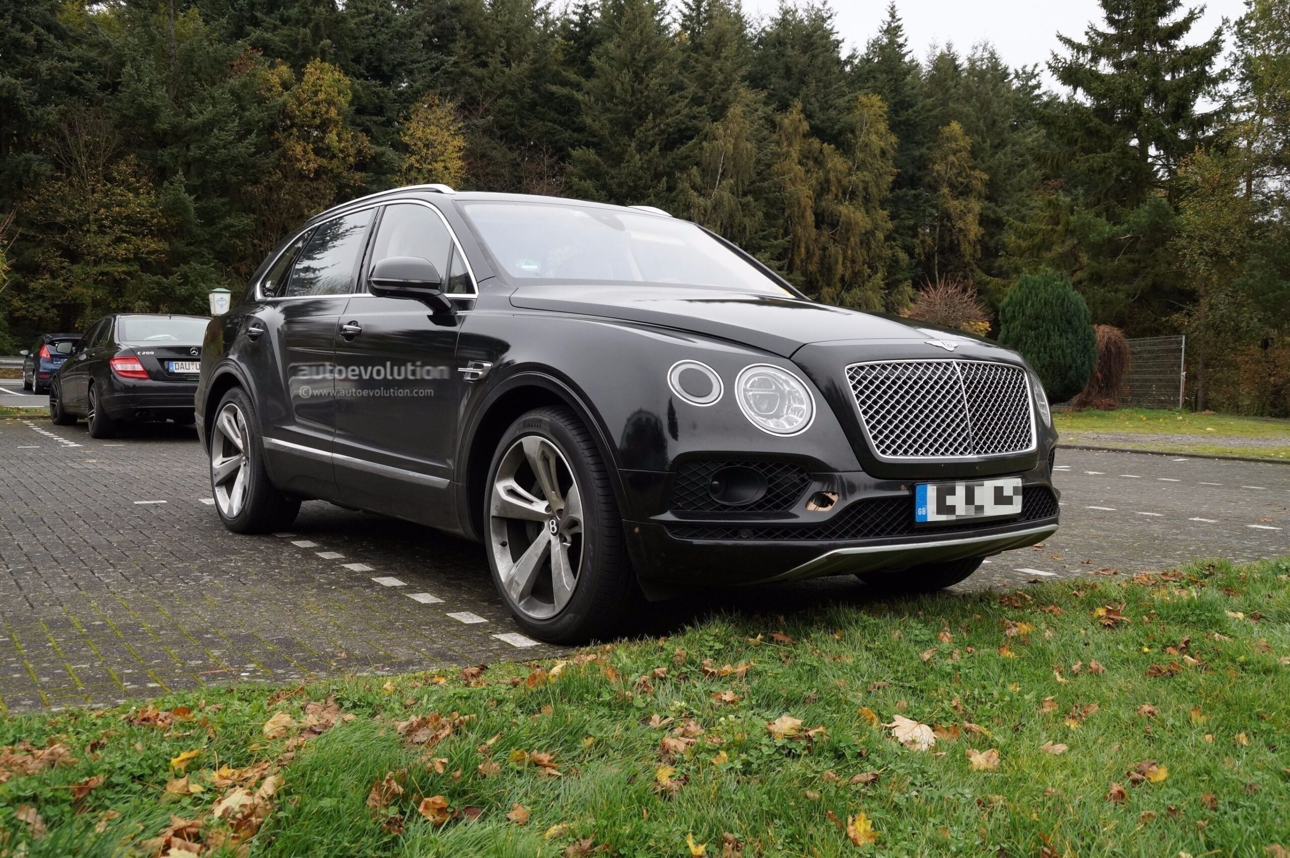 2019 Bentley Bentayga PHEV Reveals EV Mode Button In Newest Spy