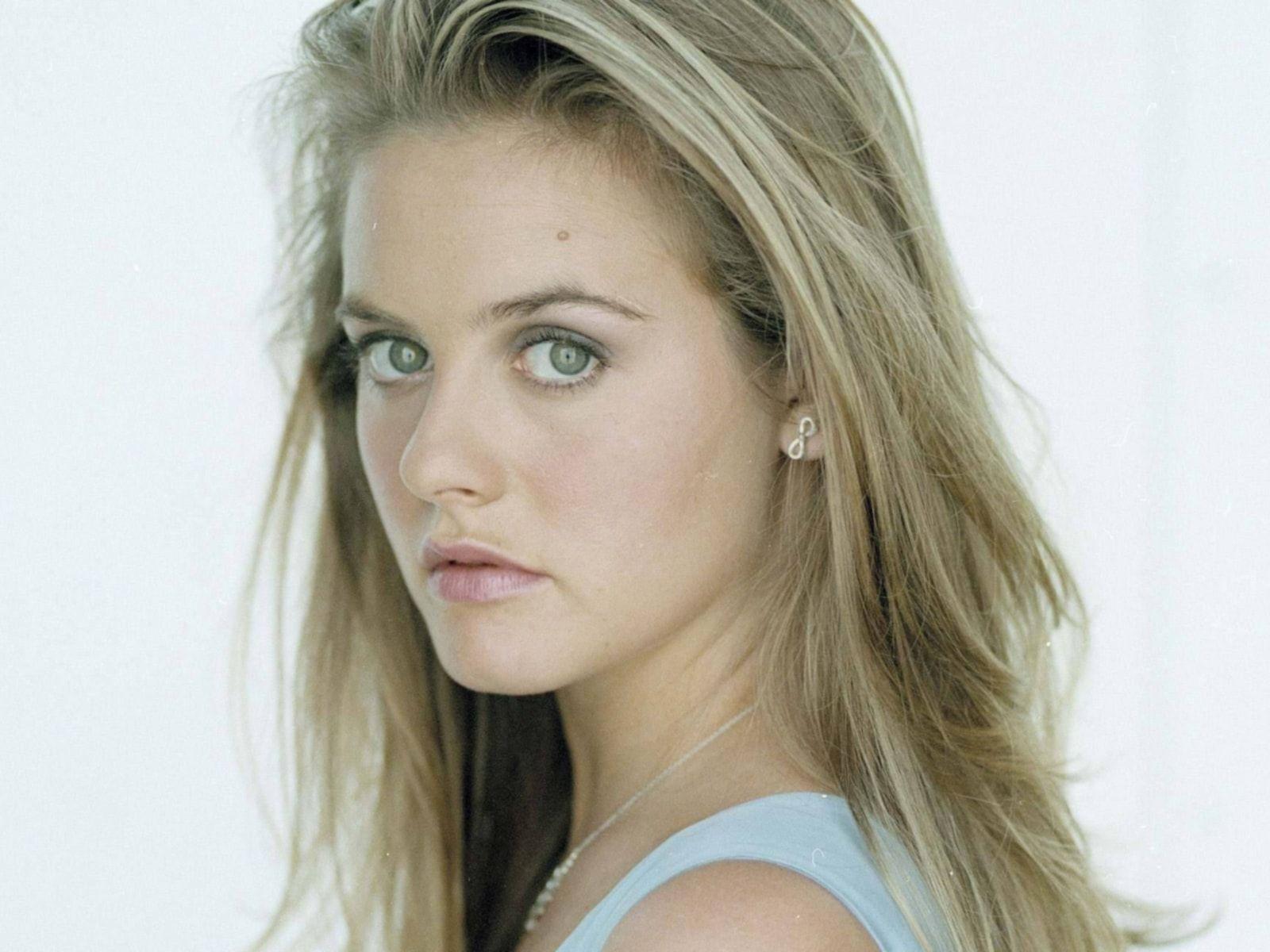 Alicia Silverstone HD Desktop Wallpapers