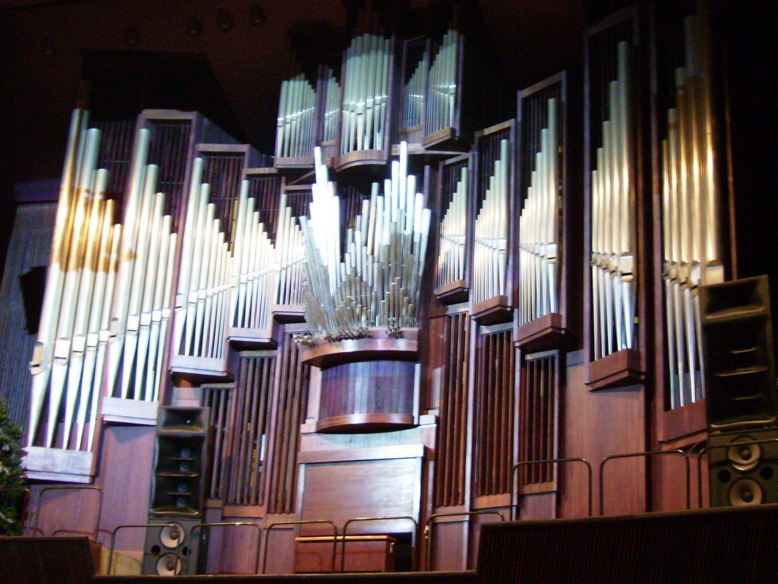 10 Pipe Organ Wallpapers