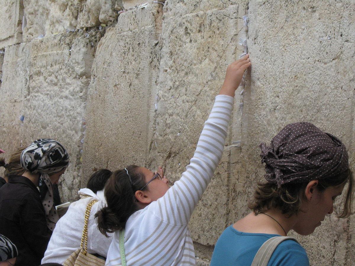 Placing notes in the Western Wall