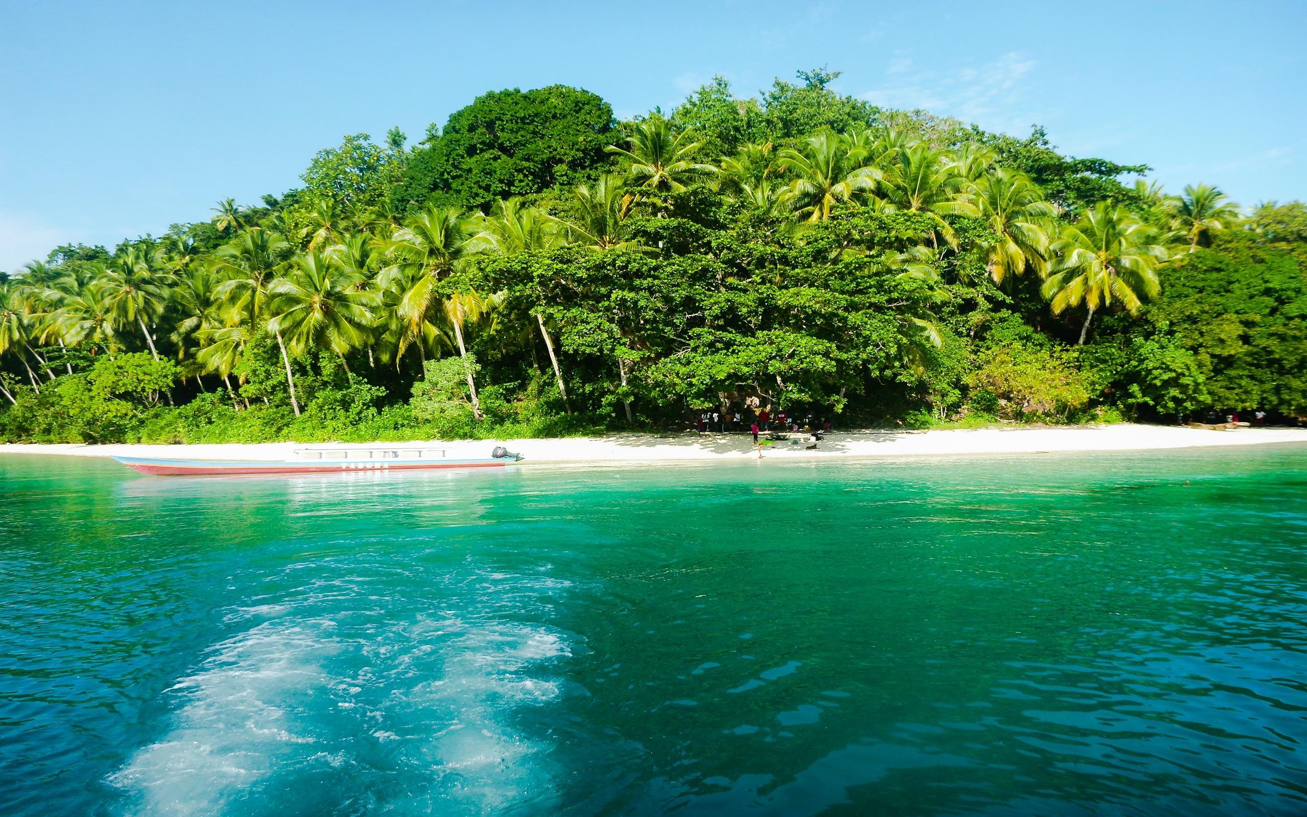 Freewen Beach in Raja Ampat, Indonesia HD Wallpapers