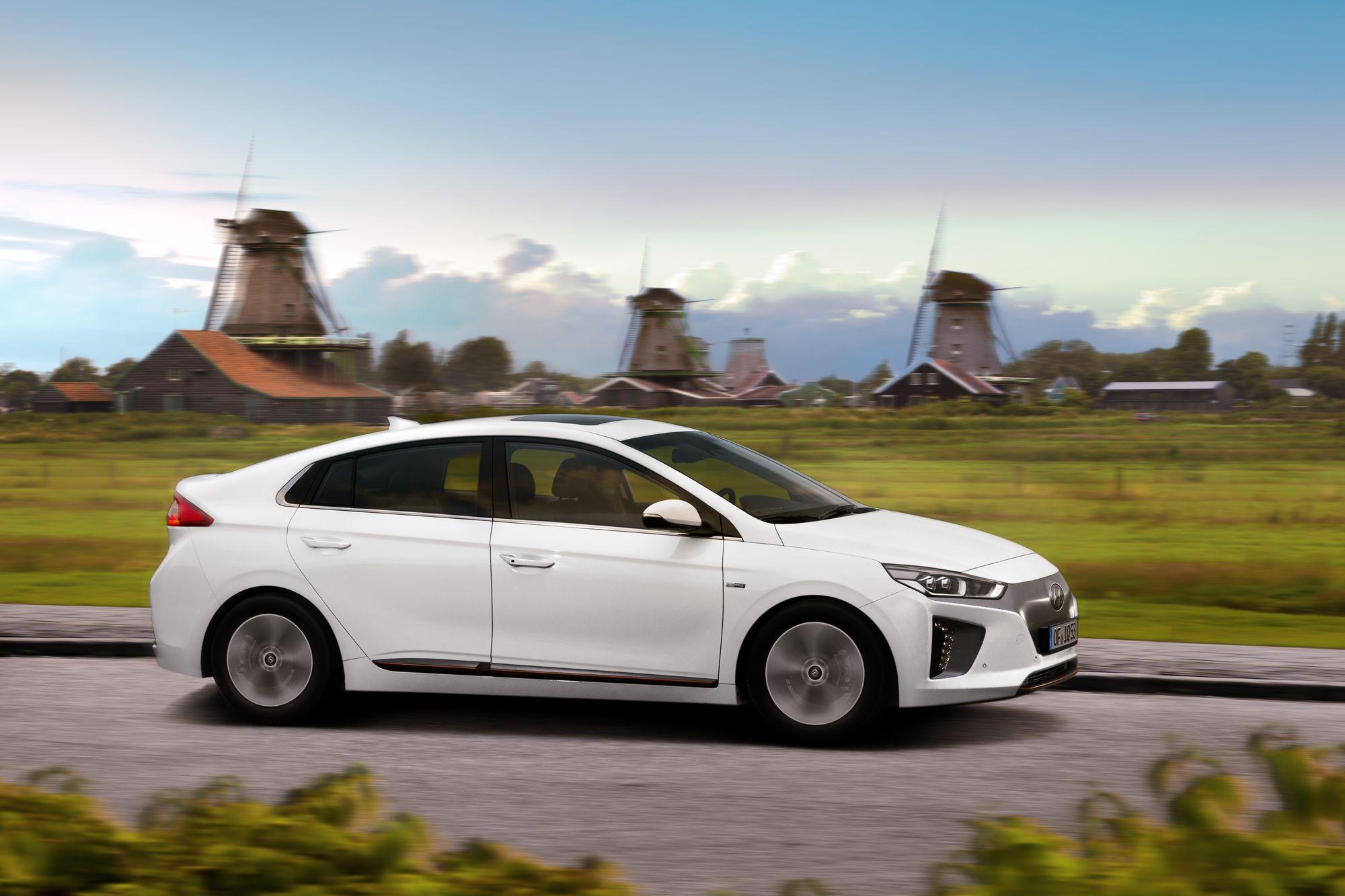 Hyundai IONIQ Electric, PHEV Come Standard With Lifetime Battery