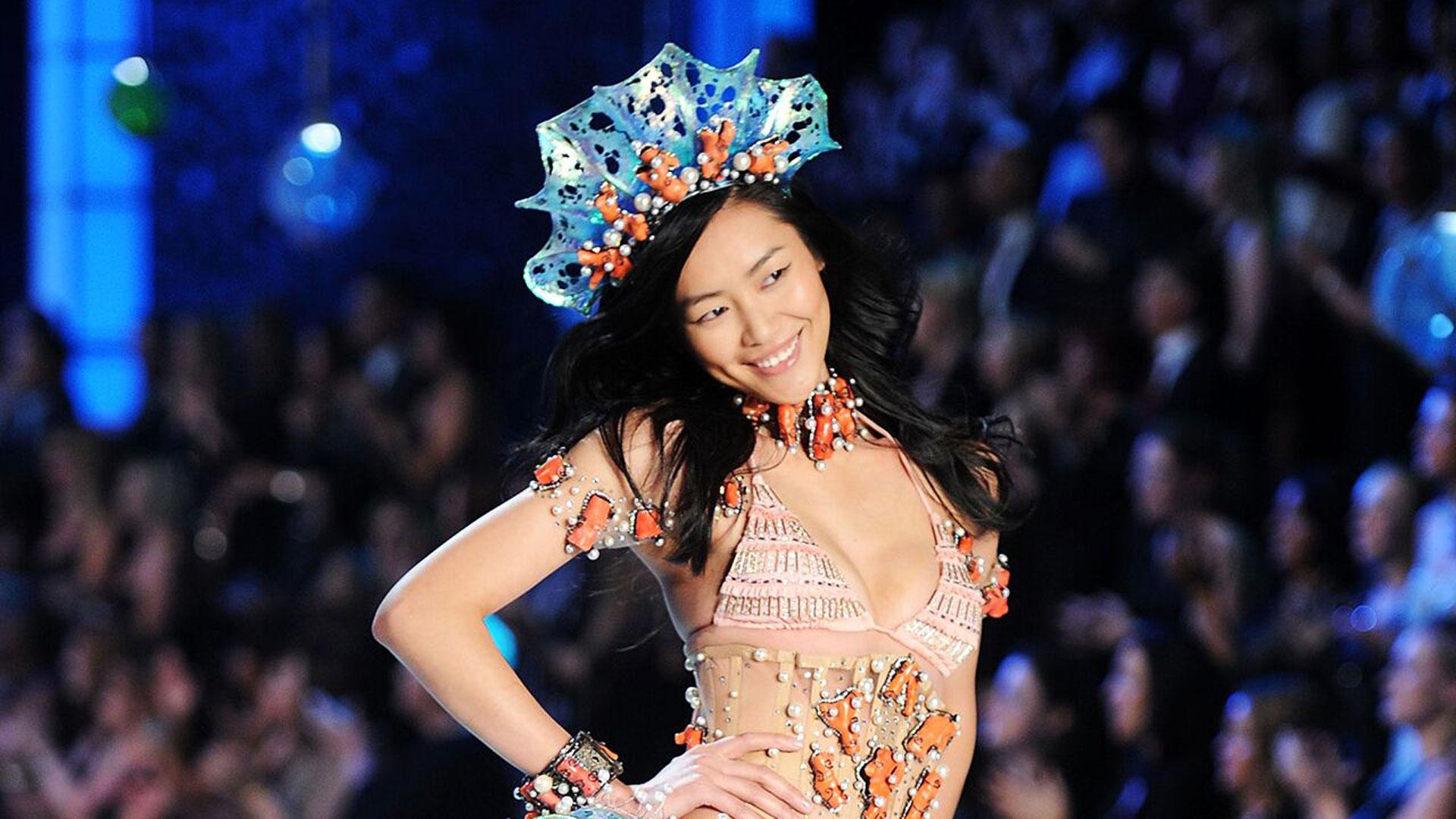 Victoria’s Secret Model Liu Wen : Victoria’s Secret Fashion Show