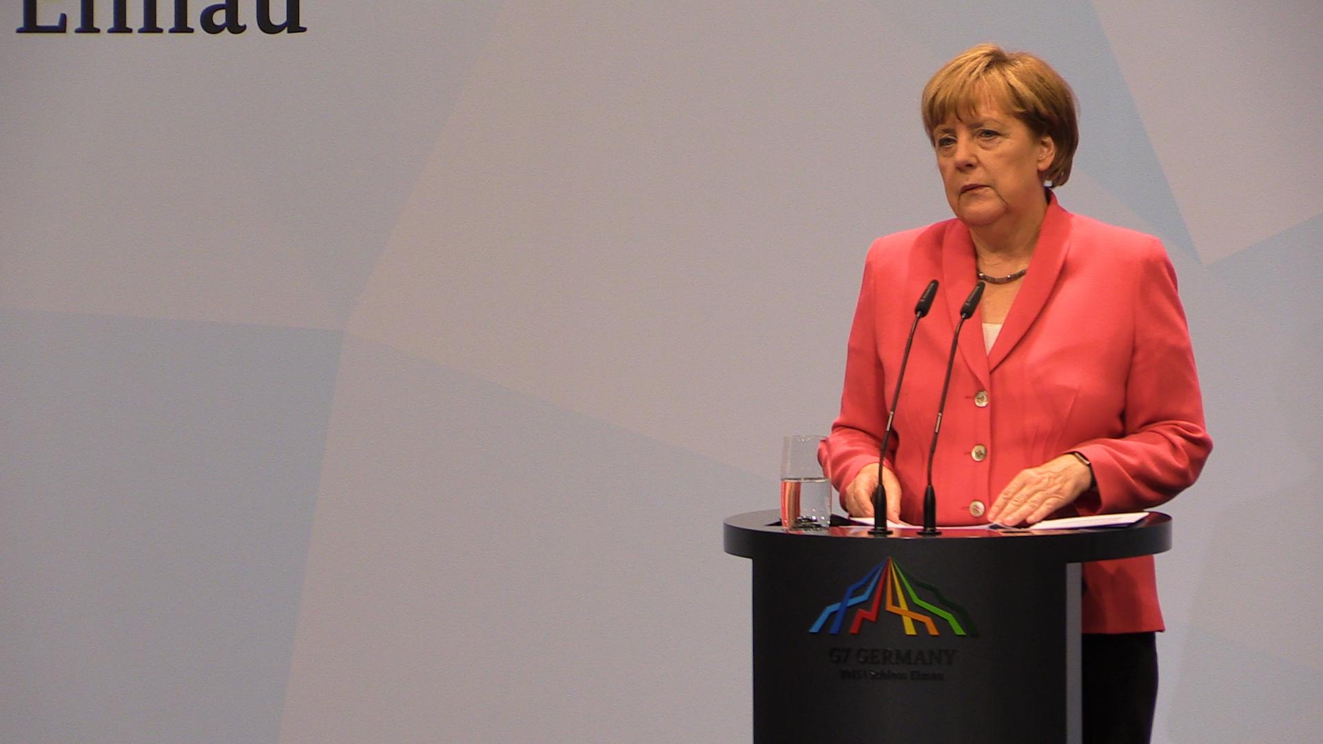 Merkel at odds with her own party over refugees – EURACTIV