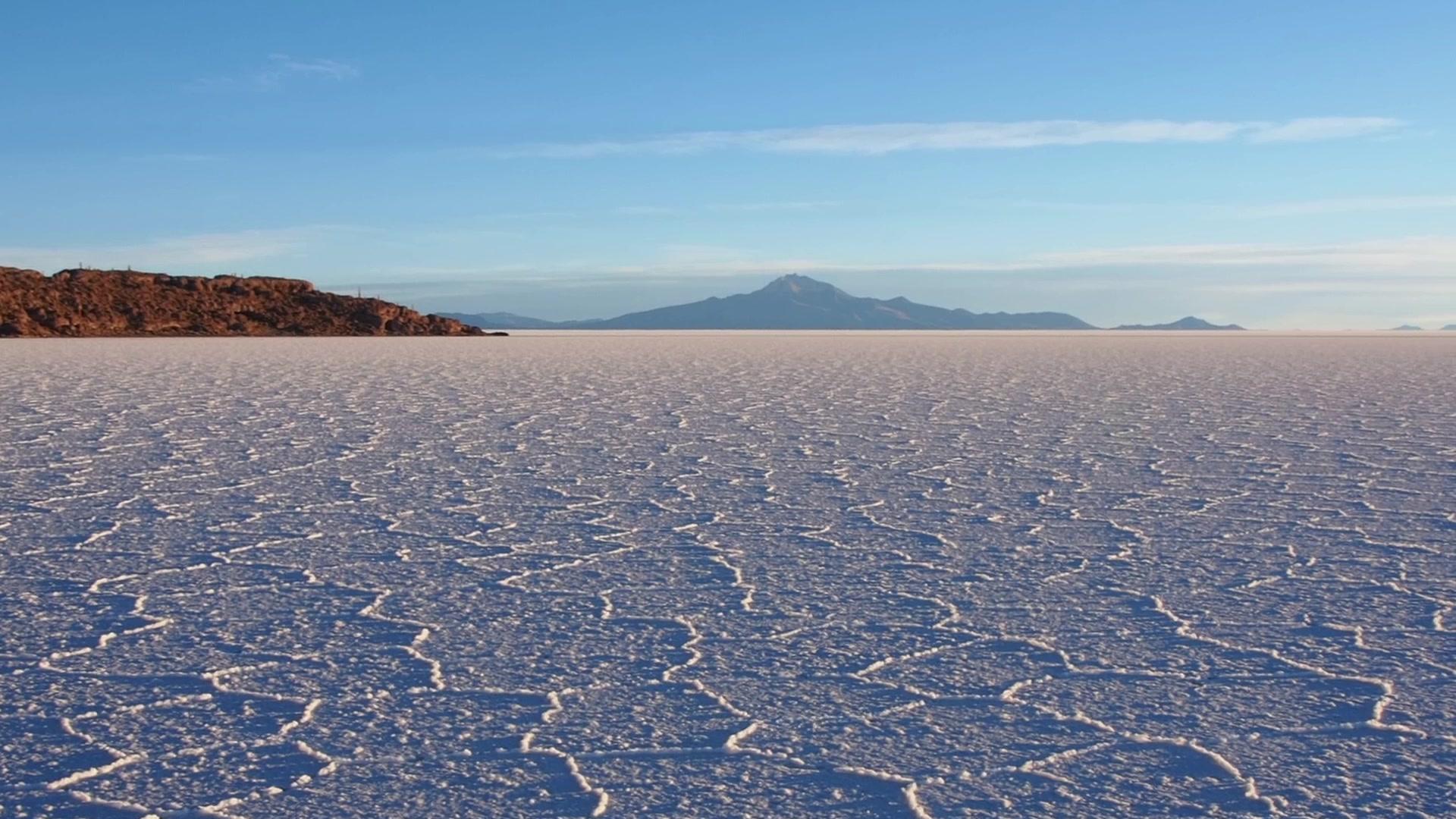 Stock Video: Salar de Uyuni, Bolivia ~