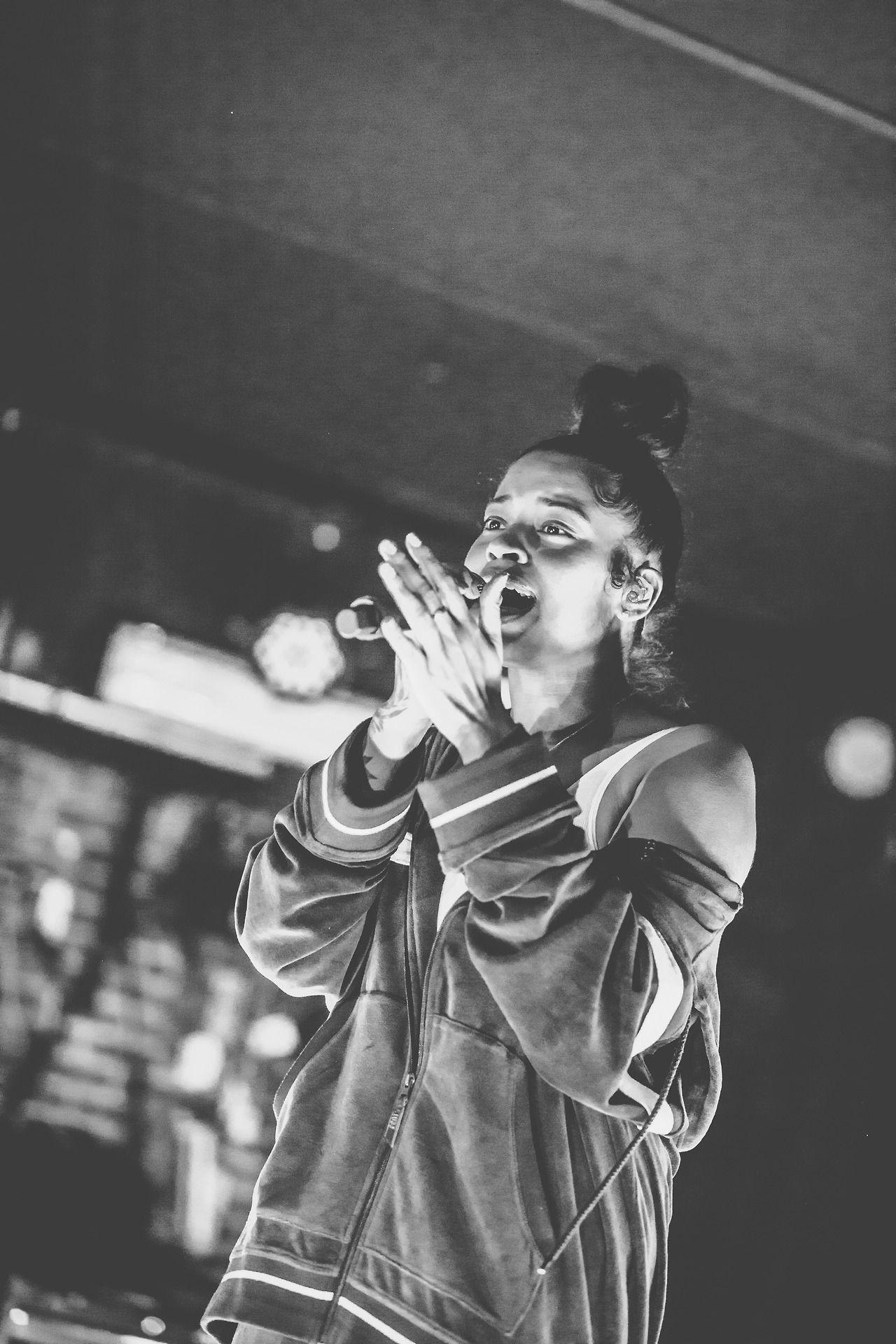 Ella Mai live in NYC at the Mercury Lounge. Photos by Catherine