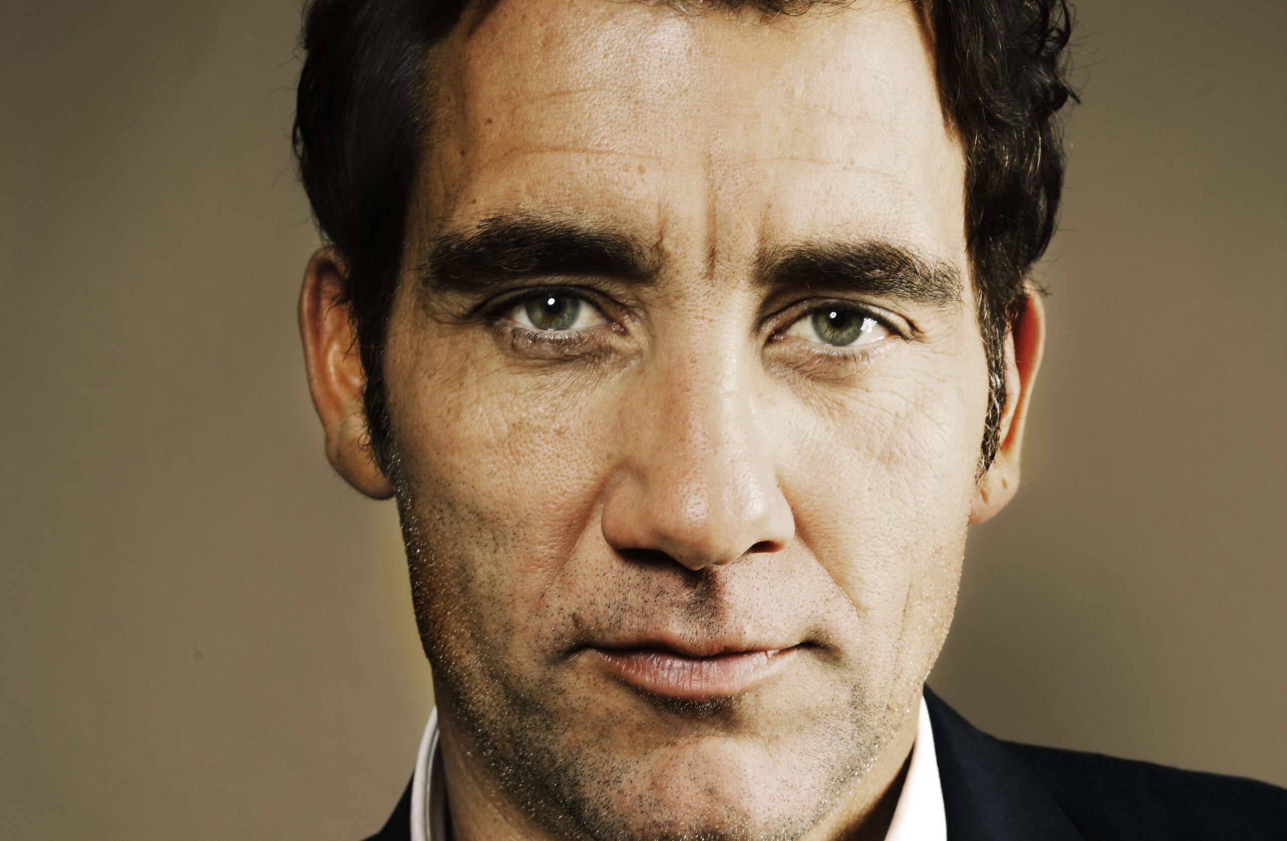 Download Clive Owen, Actor, Face Portrait Wallpapers