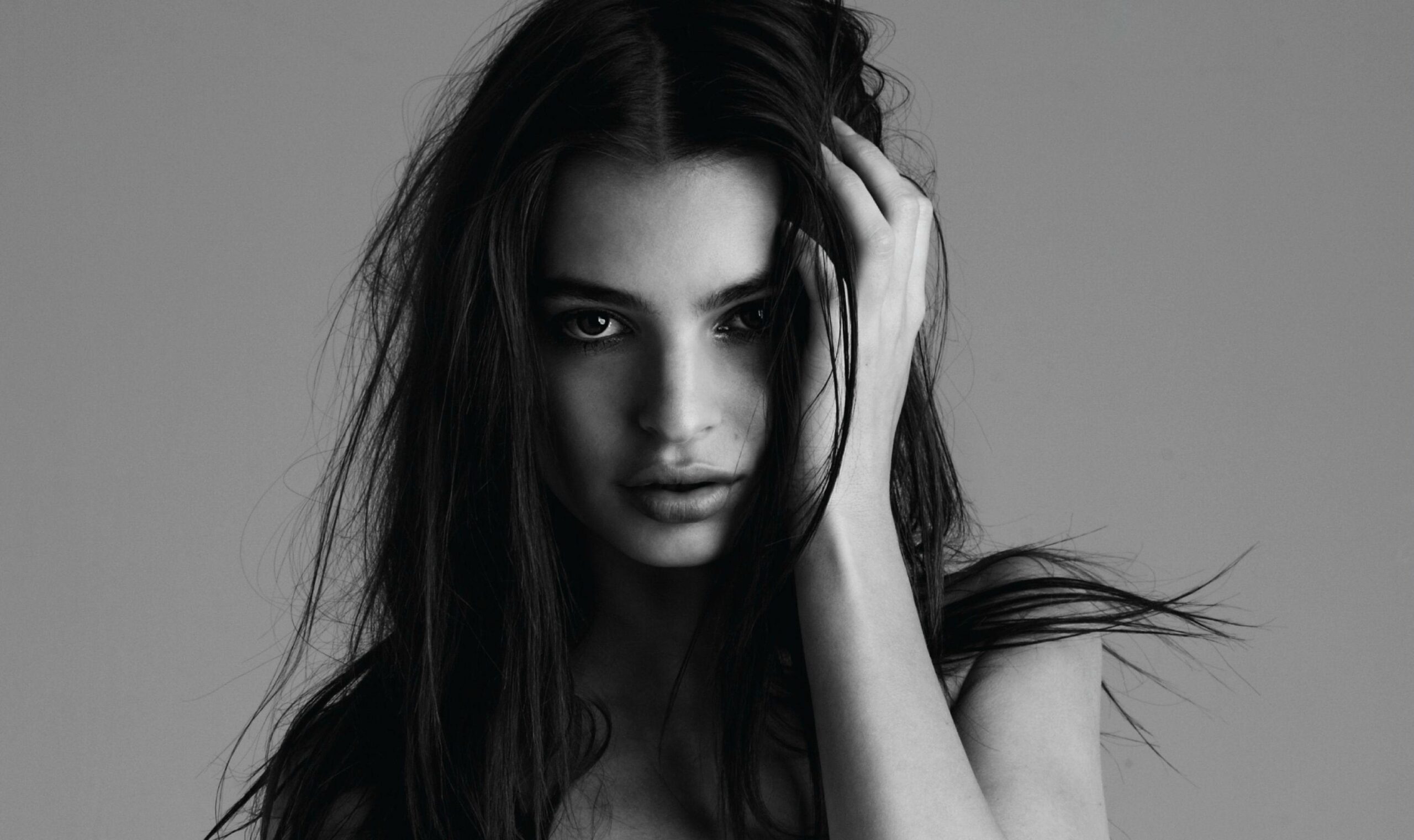 Download Emily Ratajkowski Monochrome HD 4k Wallpapers In